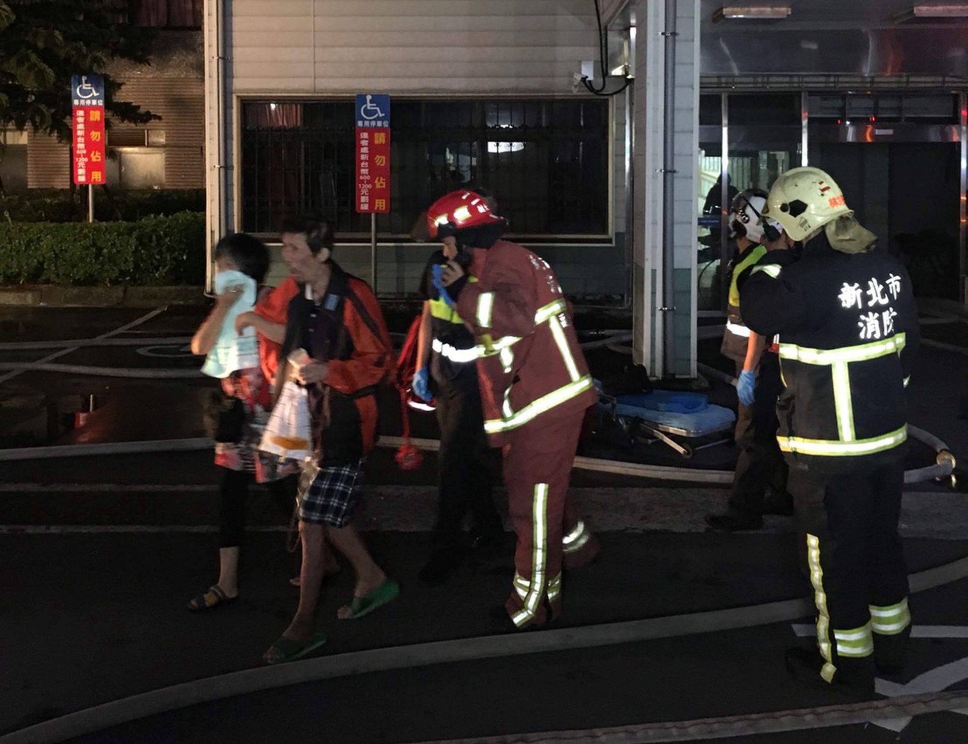 epa06947321 A handout photo made available by the New Taipei City Fire Department shows patients being evacuated during a fire at the Taipei Hospital in Hsinchuang, New Taipei City, Taiwan, 13 August 2018. The fire, which started in a ward on seventh floor, left at least 9 patients dead and 16 patients injured. The cause of the fire is being investigated.  EPA/NEW TAIPEI CITY FIRE DEPARTMENT / HANDOUT BEST QUALITY AVAILABLE HANDOUT EDITORIAL USE ONLY/NO SALES