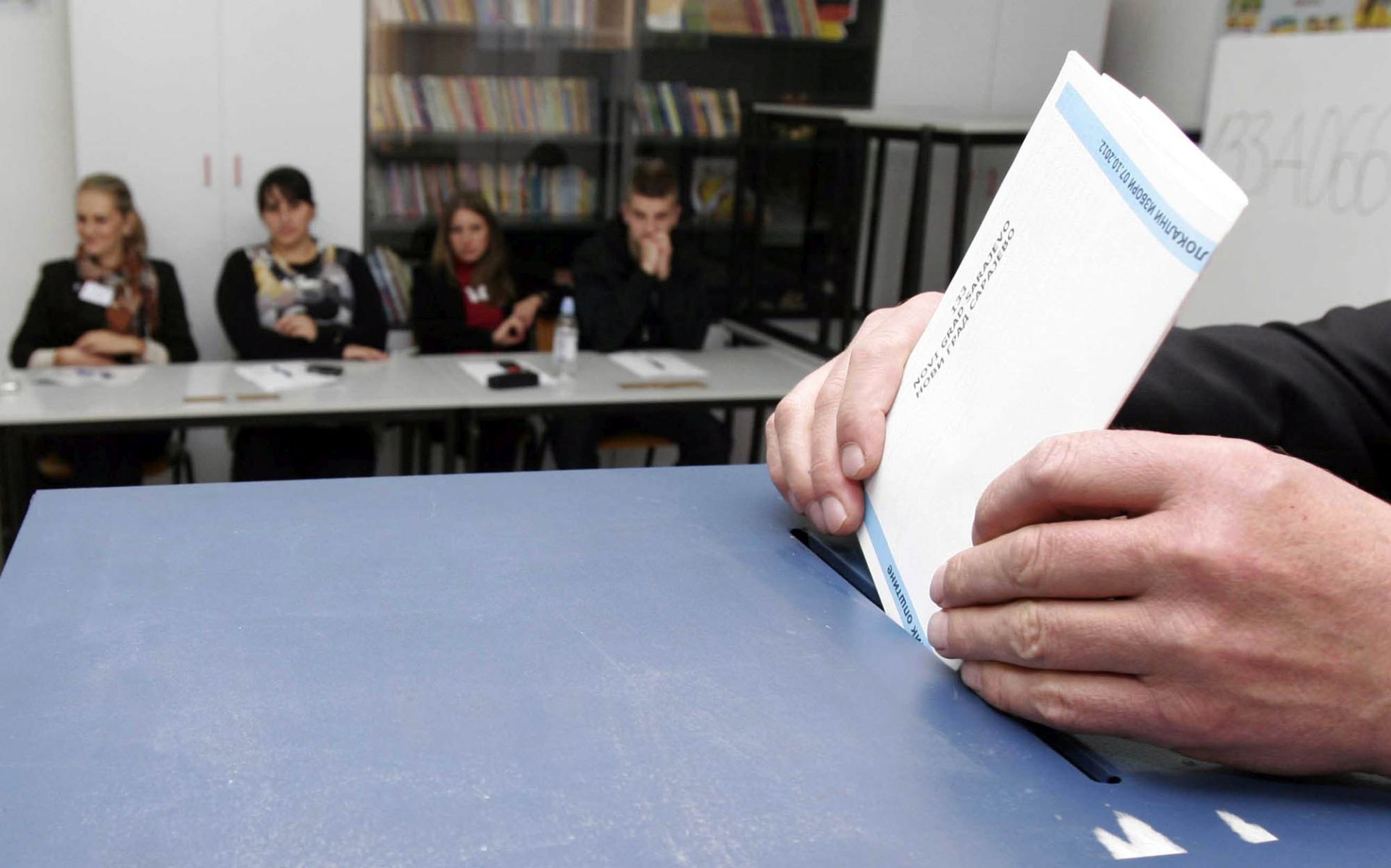 Sarajevo, 07.10.2012 -  U Bosni i Hercegovini u nedjelju su poèeli lokalni izbori na kojima graðani te zemlje biraju nove opæinske vlasti. Toèno u 7 sati otvoreno je pet tisuæa i 100 biraèkih mjesta na kojima æe se moæi glasovati do 19 sati. Neto vie od tri milijuna i 140 tisuæa registriranih biraèa imaju priliku odluèiti o buduæem sastavu 140 opæinskih i gradskih vijeæa te skuptine distrikta Brèko.
foto FaH/ FENA/ Emir Burloviæ/ ik