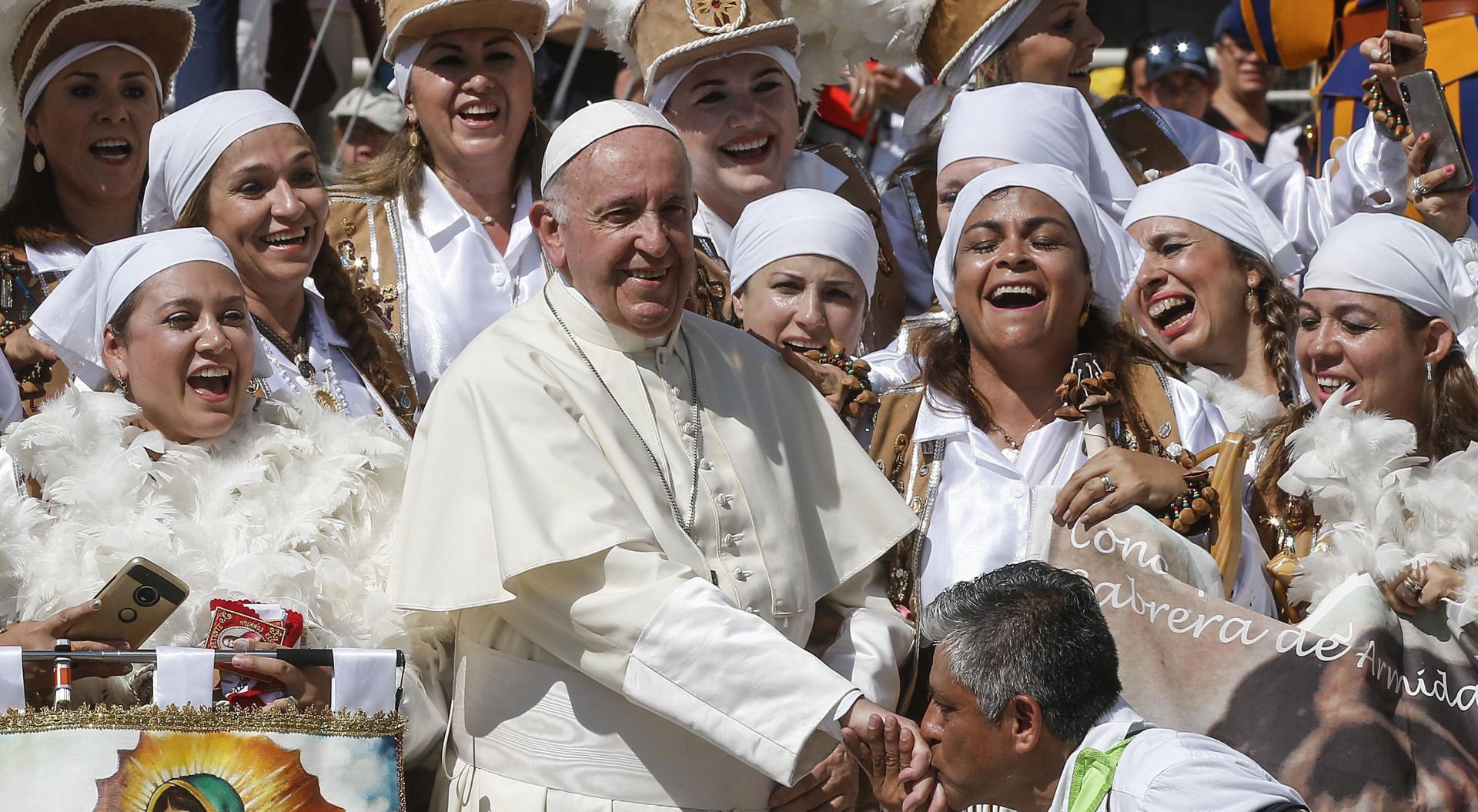 epa06998130 Pope Francis with a group from Mexico at the end of his weekly general audience in St. Peter's Square at the Vatican, 05 September 2018.  EPA/FABIO FRUSTACI