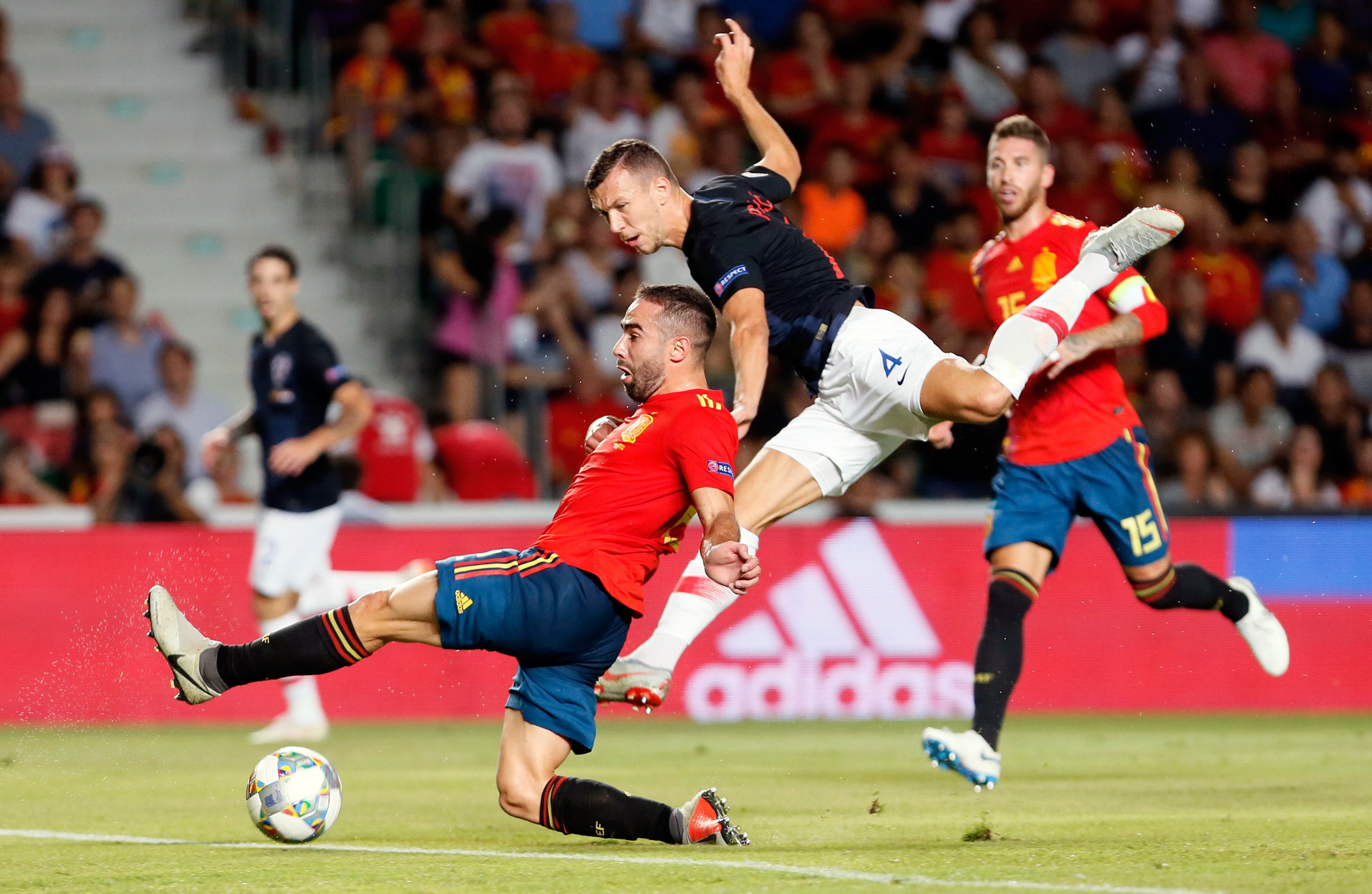 epa07013147 Croatia's Ivan Perisic (C) in action against Spain's Dani Carvajal (L) during a UEFA Nations League, league A, group 4, soccer match between Spain and Croatia at the Martinez Valero stadium, in Elche, eastern Spain, 11 September 2018.  EPA/MANUEL RAMON