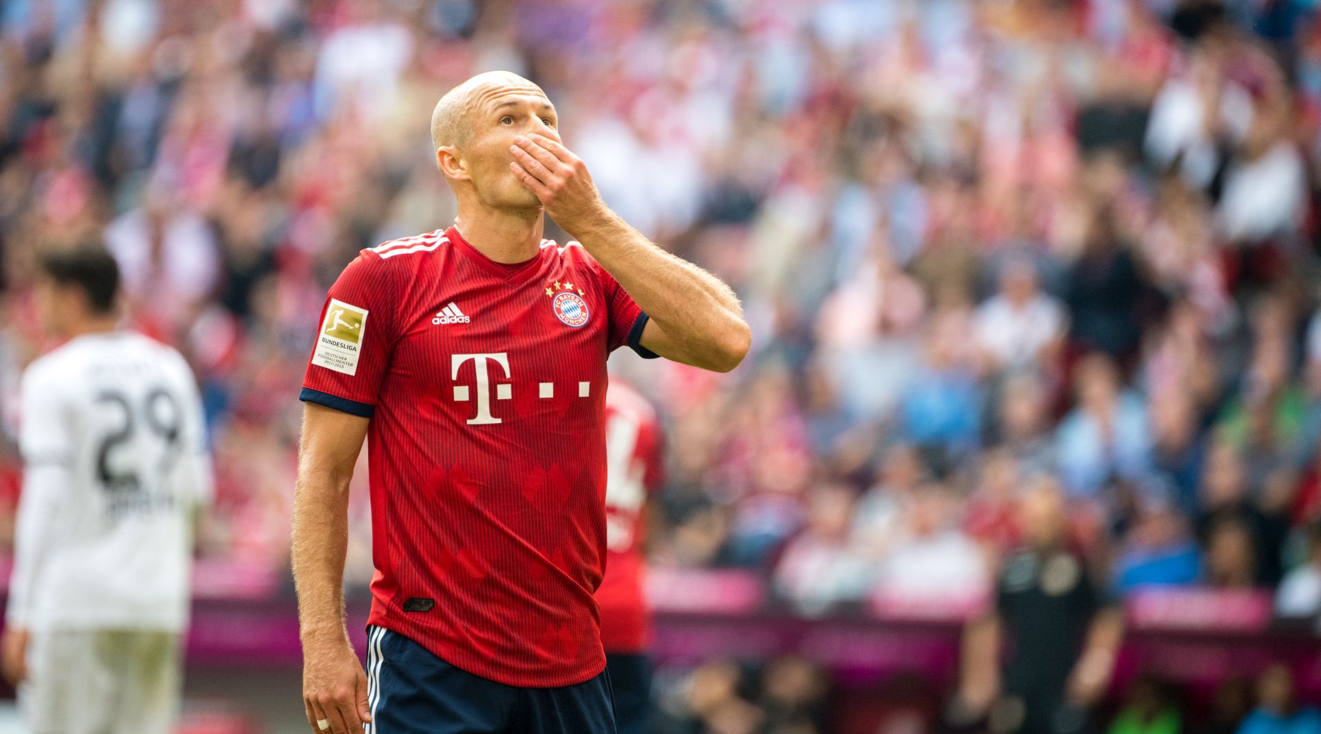 epa07022468 Arjen Robben of Bayern Munich in action during the German Bundesliga soccer match between FC Bayern Munich vs Bayer 04 Leverkusen in Munich, Germany, 15 September 2018.  EPA/MARC MUELLER (EMBARGO CONDITIONS - ATTENTION: Due to the accreditation guidlines, the DFL only permits the publication and utilisation of up to 15 pictures per match on the internet and in online media during the match.)