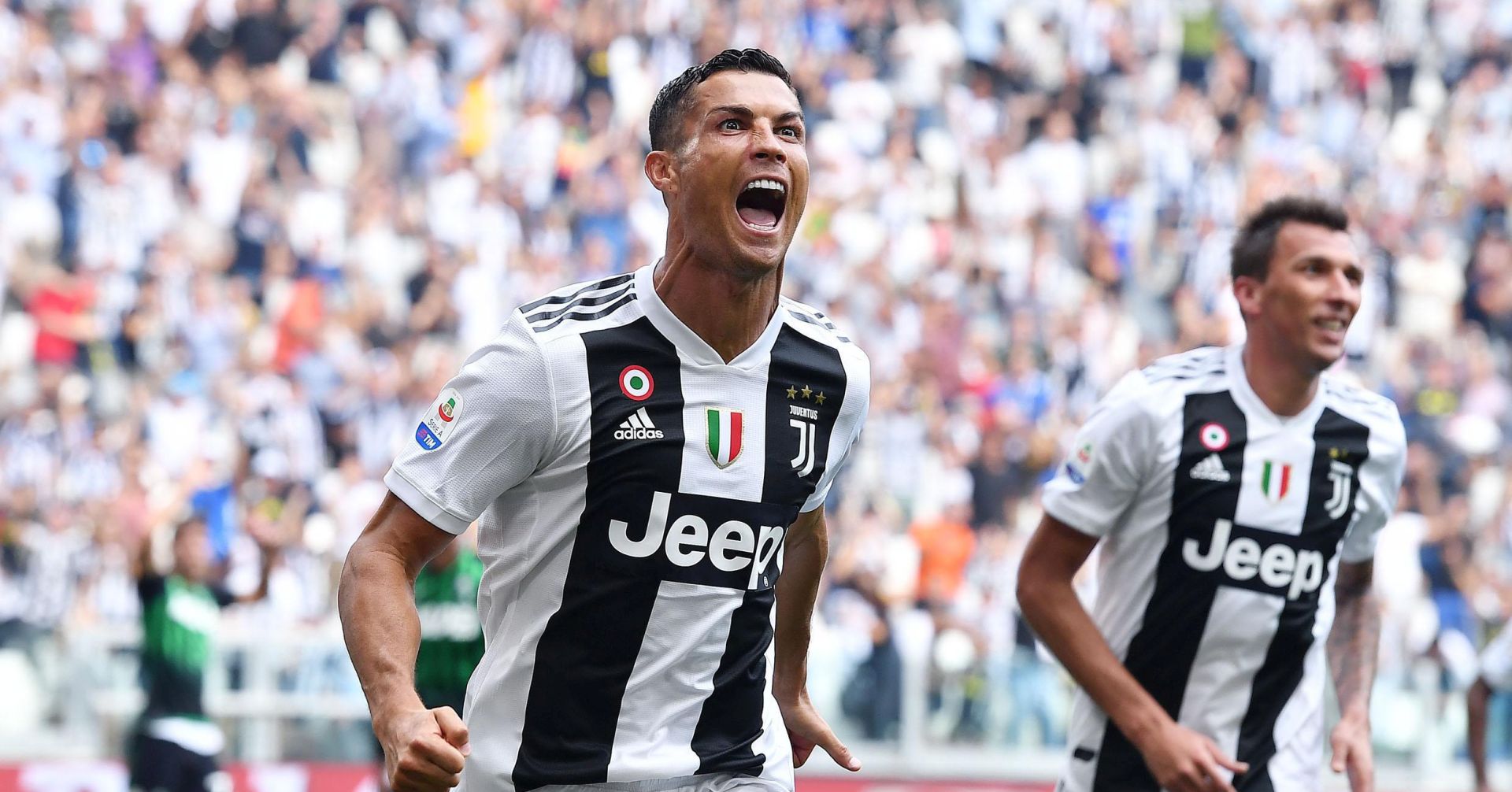 epa07024963 Juventus's Cristiano Ronaldo jubilates after scoring the 1-0 during the italian Serie A soccer match Juventus FC vs US Sassuolo at Allianz Stadium in Turin, Italy, 16 September 2018.  EPA/ALESSANDRO DI MARCO