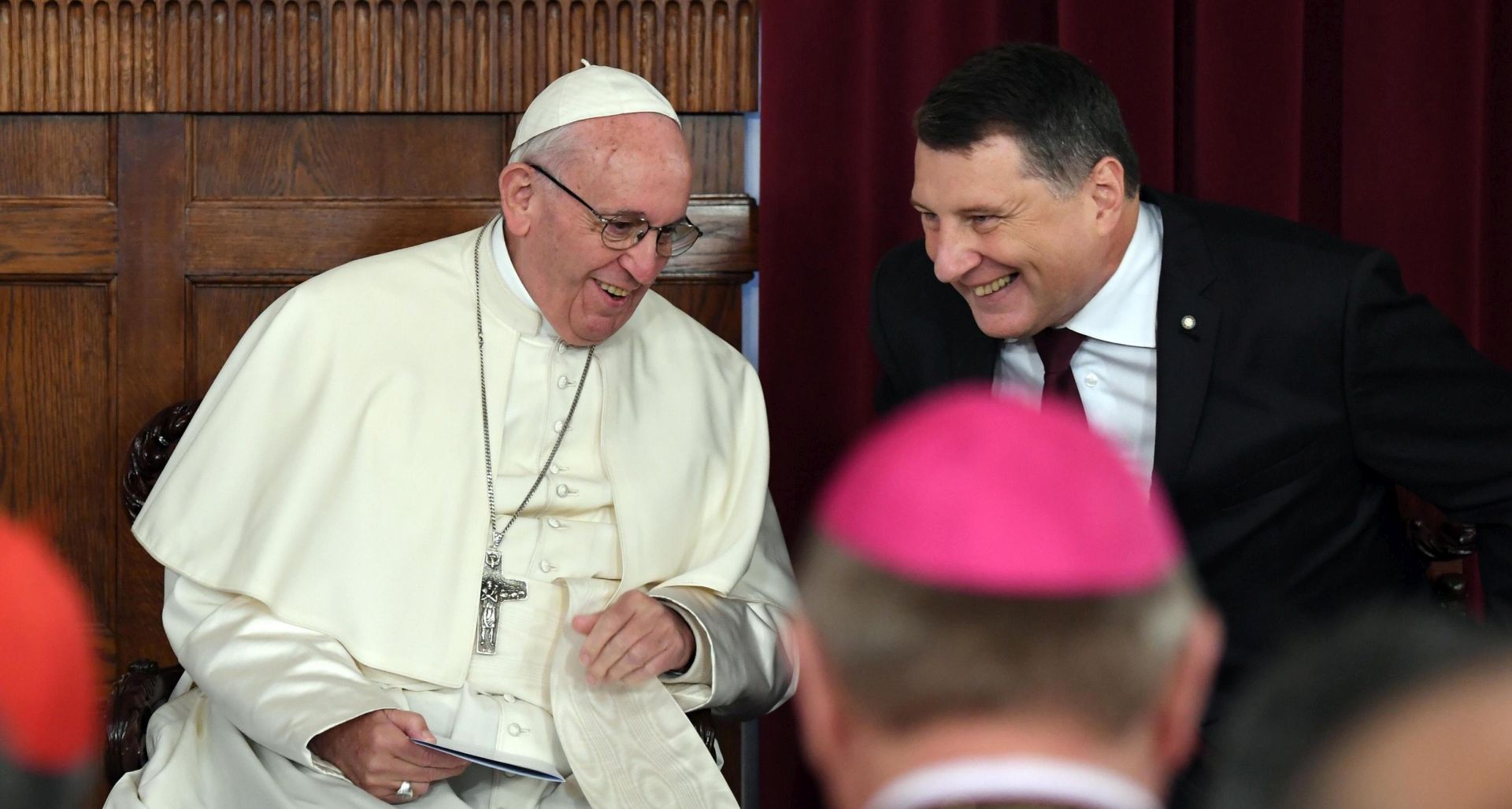 epa07042655 Pope Francis talks to President of Latvia Raimonds Vejonis (R), during his meeting with authorities, civil society and diplomatic corps, in the Reception Hall of the Presidential Palace in Riga, Latvia, 24 September 2018. Pope Francis is visiting Lithuania, Latvia and Estonia for the Apostolic Journey from 22 to 25 September 2018.  EPA/ALESSANDRO DI MEO