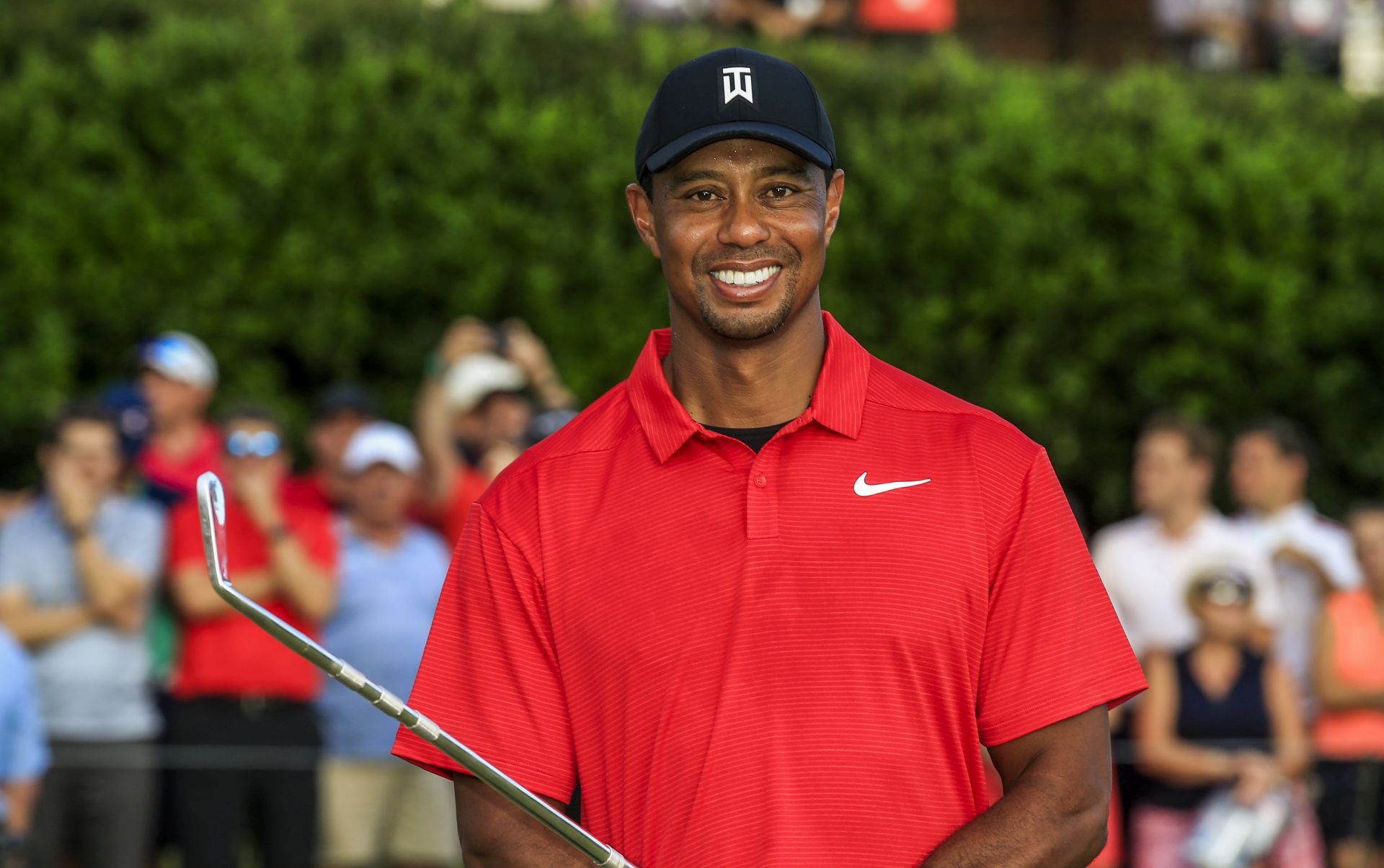 epa07042482 Tiger Woods of the US smiles as he poses with the Tour Championship trophy, a sterling silver putter, after the fourth round of the Tour Championship golf tournament and the FedEx Cup final at Eastlake Golf Club in Atlanta, Georgia, USA, 23 September 2018. Tiger Woods won the Tour Championship and Justin Rose of England won the FedEx Cup.  EPA/TANNEN MAURY
