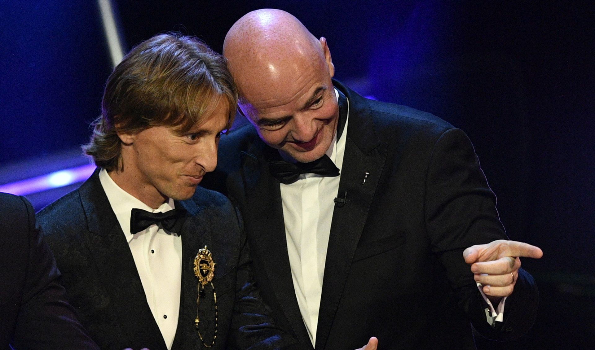 epa07044181 Real Madrid player Luka Modric (L) receives the Best FIFA Men's Player award from FIFA president Gianni Infantino during the Best FIFA Football Awards 2018 in London, Great Britain, 24 September 2018.  EPA/NEIL HALL