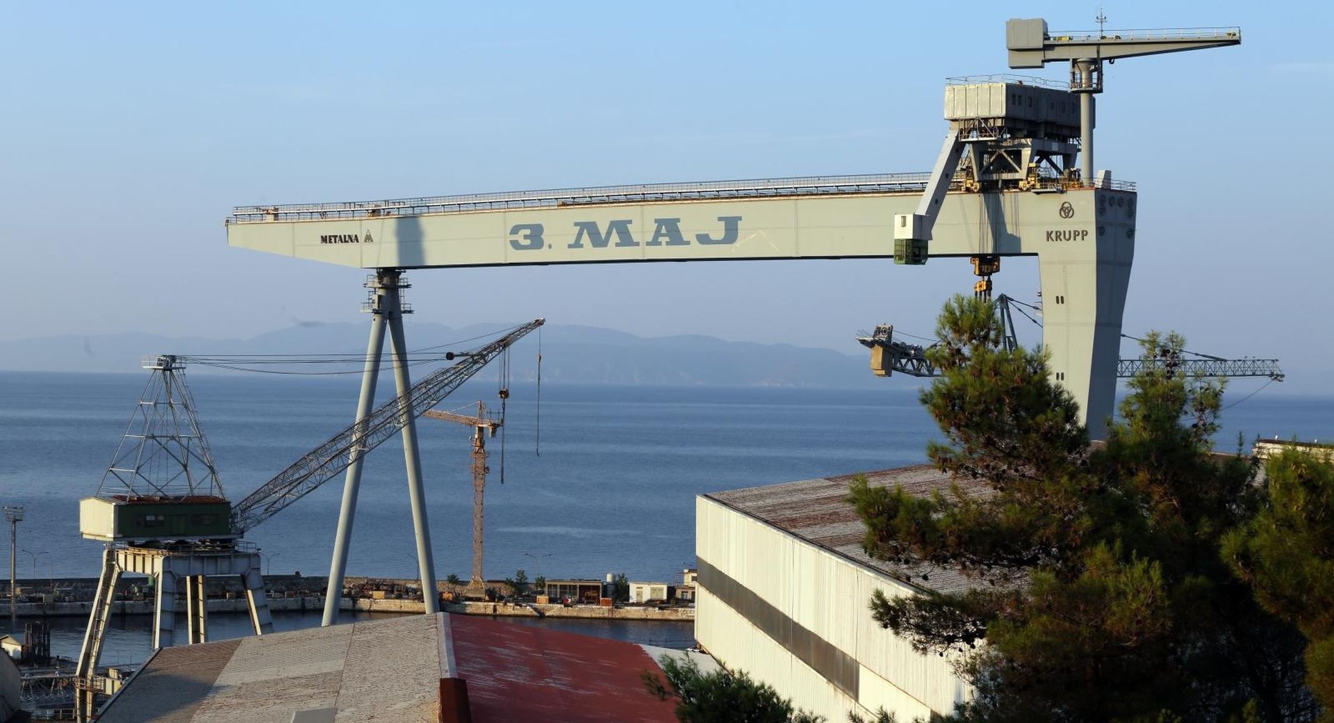 22.08.2018., Rijeka - Radnici brodogradilista 3 maj u strajku, ali dolaze na radna mjesta.

Photo: Goran Kovacic/PIXSELL
