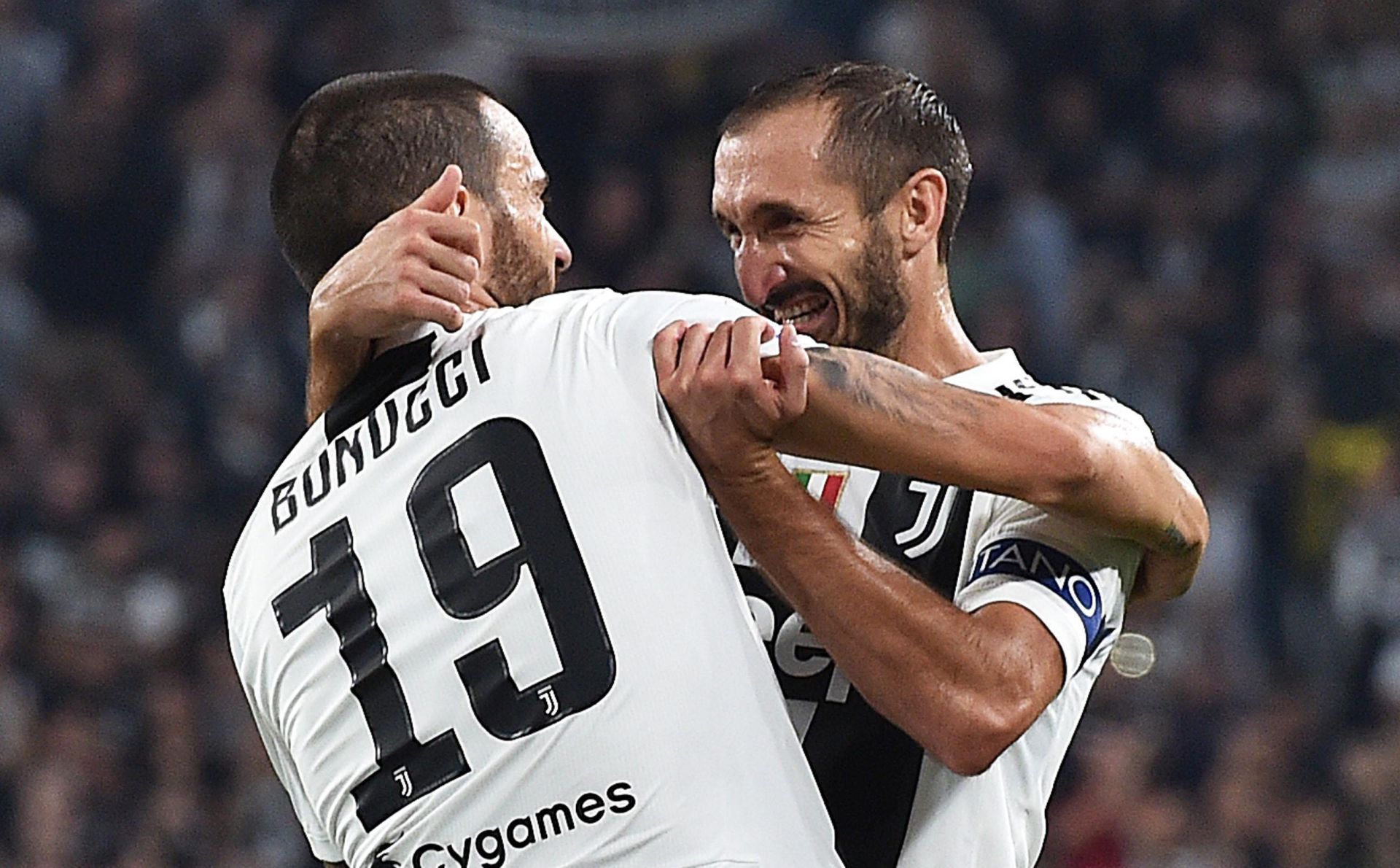 epa07057277 Juventus' Leonardo Bonucci  (L) celebrates with teammate Giorgio Chiellini after scoring a goal during the Italian Serie A soccer match between Juventus FC and SSC Napoli at Allianz Stadium in Turin, Italy, 29 September 2018.  EPA/ANDREA DI MARCO