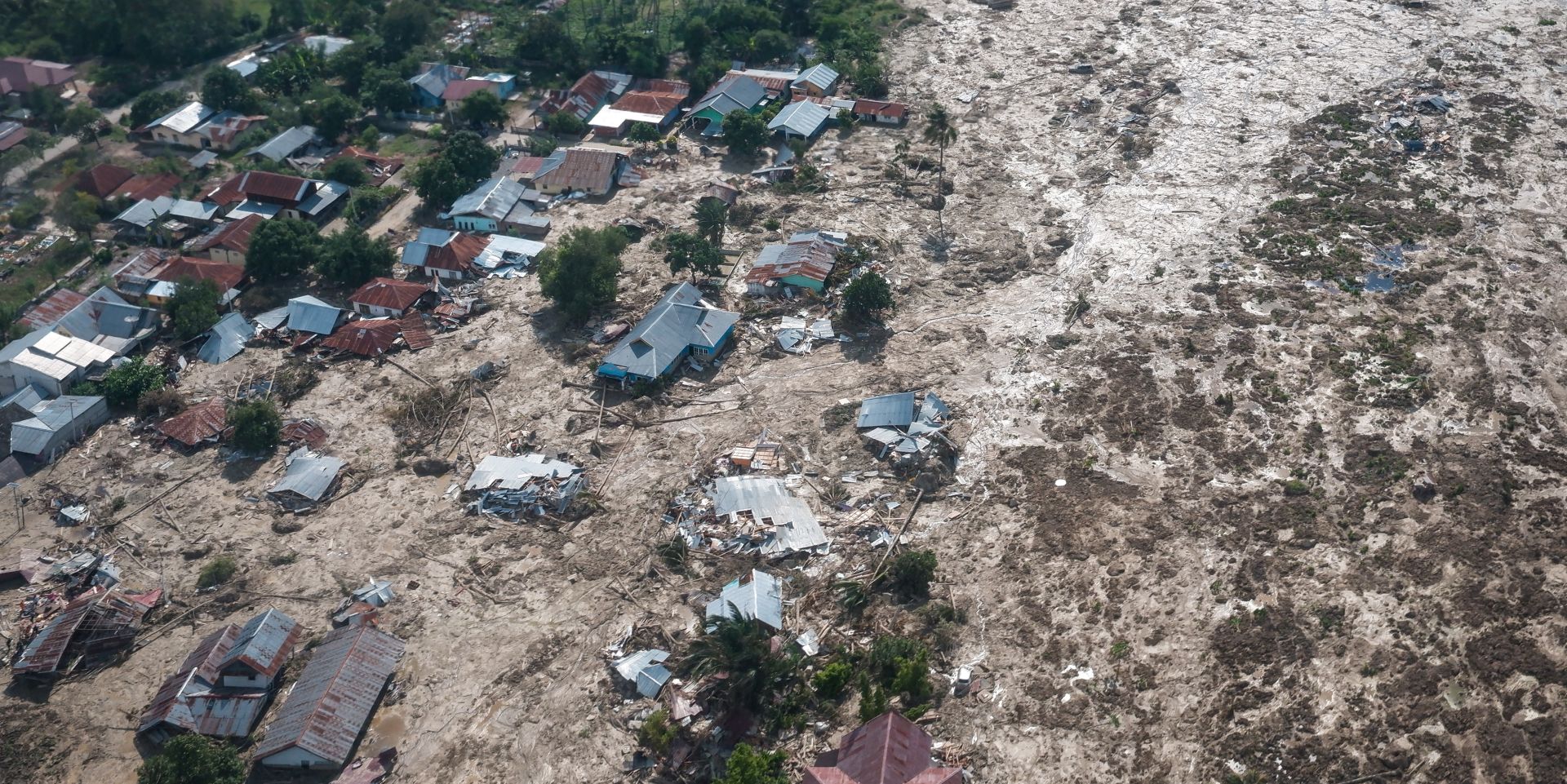 epa07061258 An aerial view of an earthquake devastated area in Petobo Village, Palu, Central Sulawesi, Indonesia, 01 October 2018. According to reports, at least 844 people have died as a result of a series of powerful earthquakes that hit central Sulawesi on 28 September 2018 and triggered a tsunami.  EPA/HARIANDI HAFID