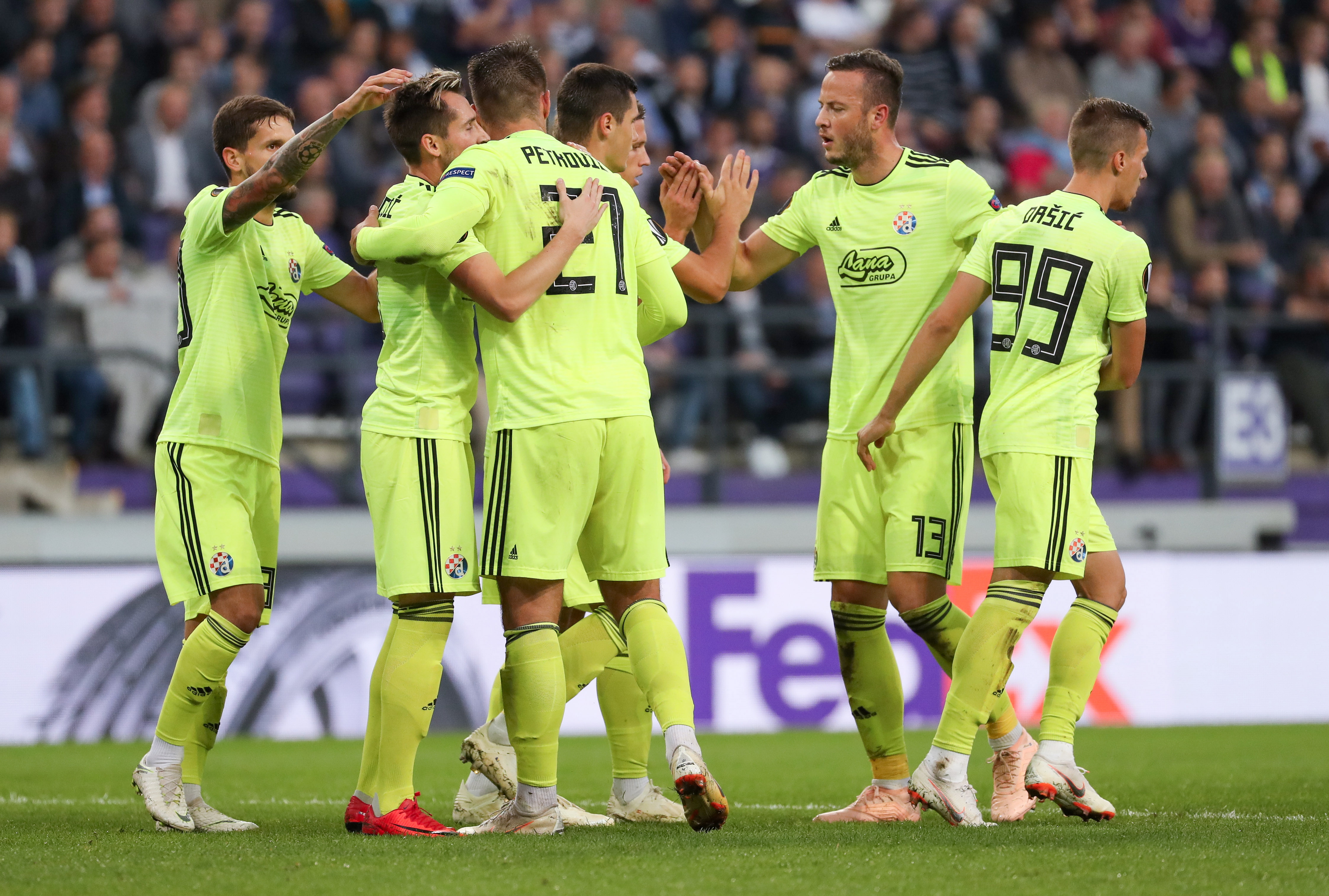 epa07069495 Dinamo Zagreb players celebrate the 0-1 goal during the UEFA Europa League soccer match between RSC Anderlecht and Dinamo Zagreb  at the Constant Vanden Stock stadium in Anderlecht, Belgium, 04 October 2018.  EPA/STEPHANIE LECOCQ