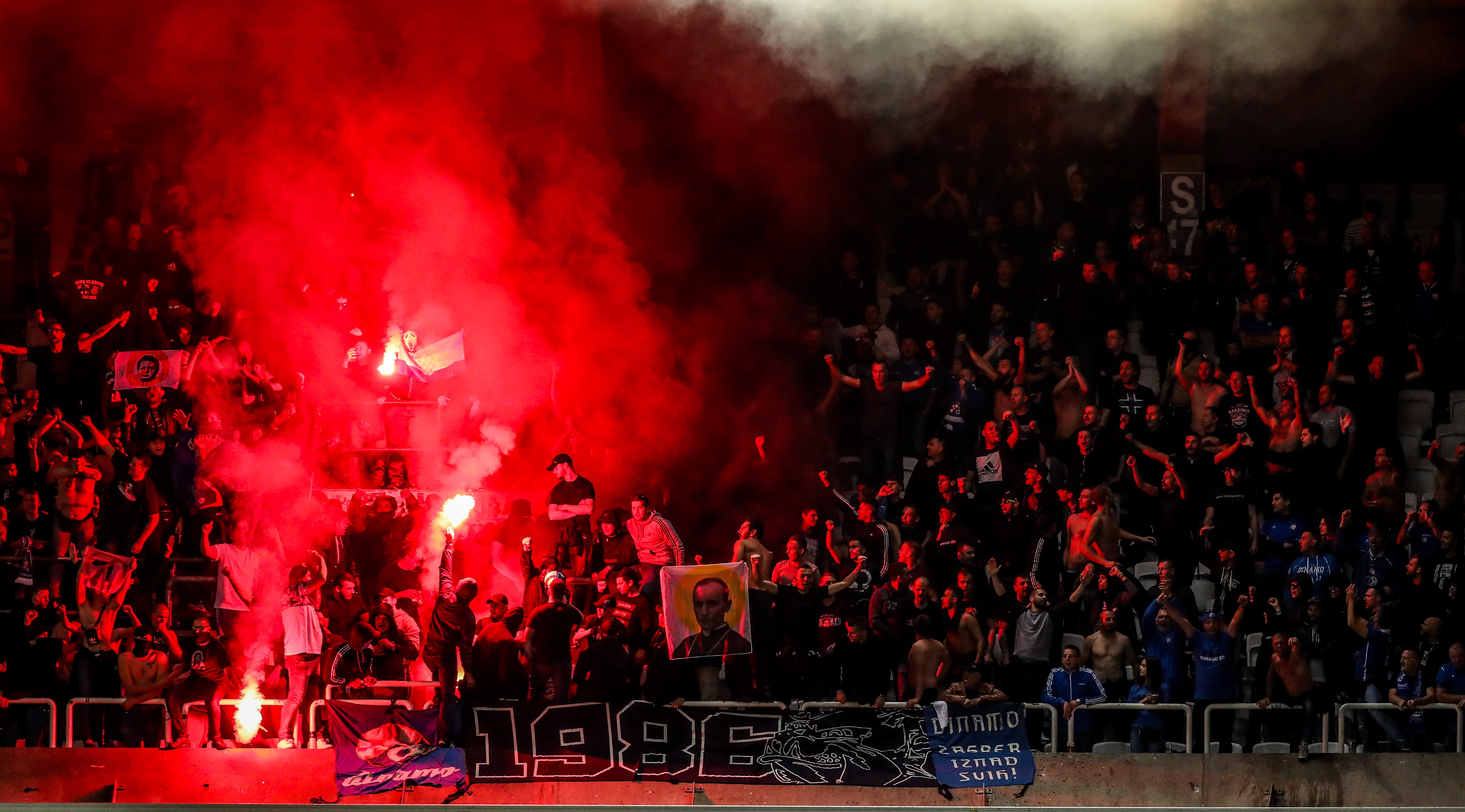 epa07069815 Dinamo Zagreb supporters light flares during the UEFA Europa League soccer match between RSC Anderlecht and Dinamo Zagreb  at the Constant Vanden Stock stadium in Anderlecht, Belgium, 04 October 2018.  EPA/STEPHANIE LECOCQ