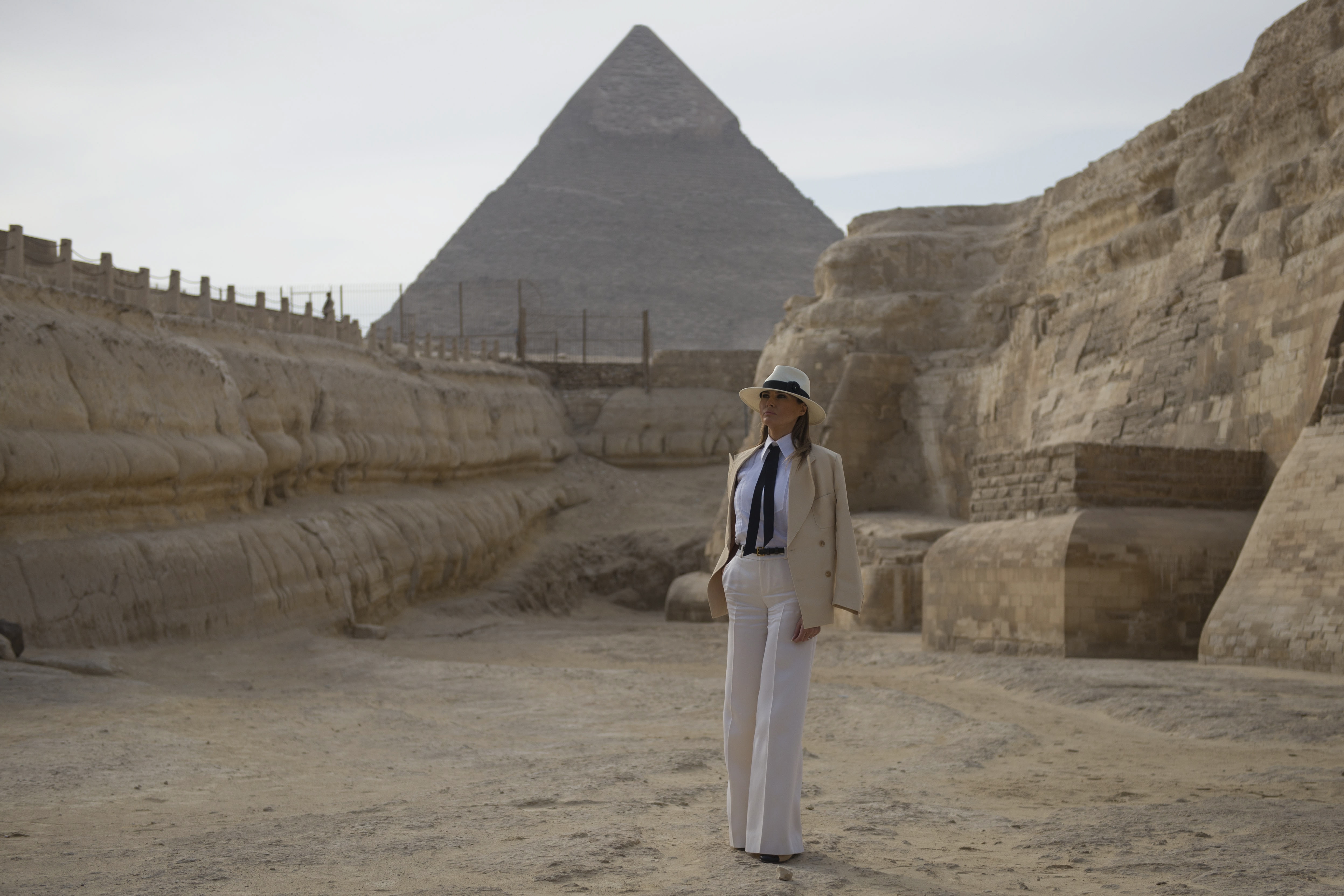 epa07074226 US First Lady Melania Trump poses for a photo in front of the Giza Pyramids and Sphinx in Giza, Egypt, 06 October 2018. This is the first major solo international trip to Africa for the US First Lady, where she is promoting child welfare and education during her visit to Ghana, Malawi, Kenya and Egypt.  EPA/MOHAMED HOSSAM