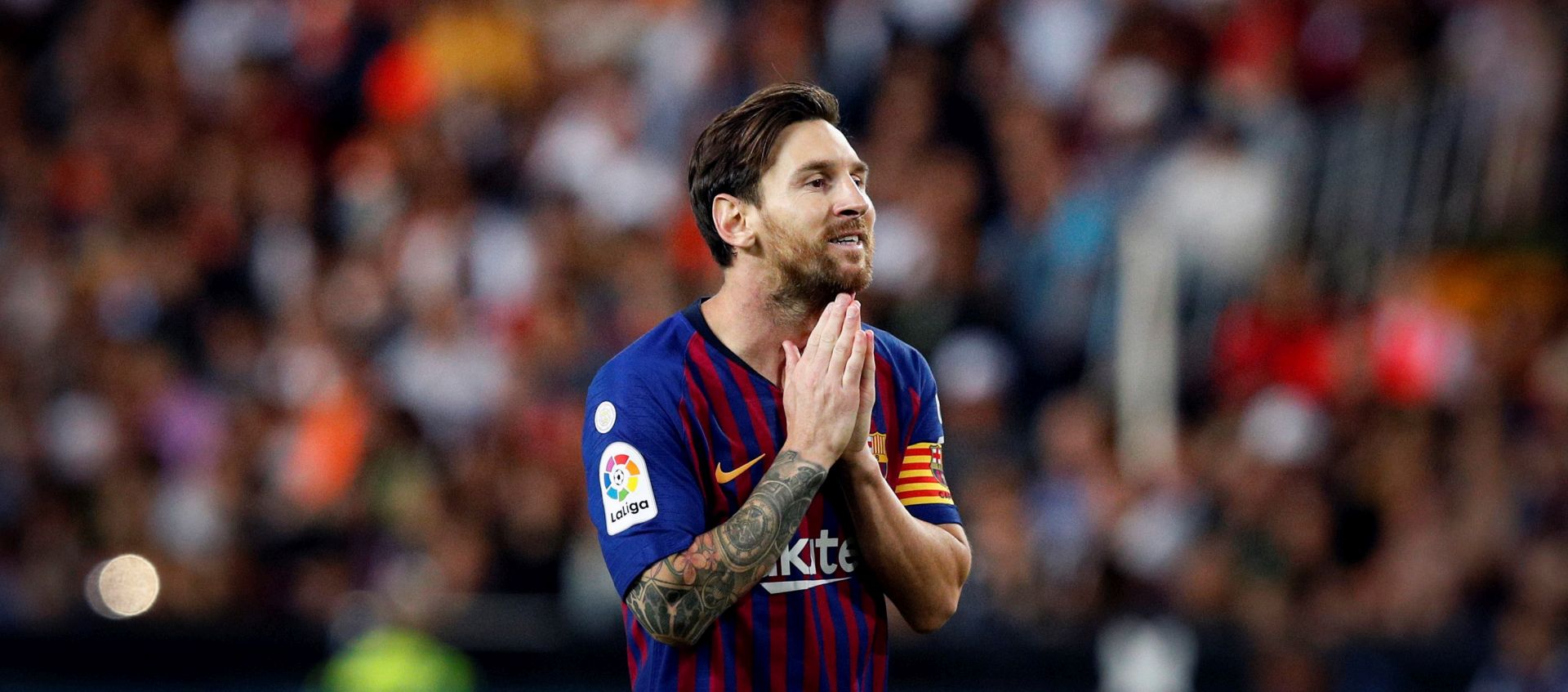 epa07077649 FC Barcelona's Leo Messi reacts during a Spanish LaLiga soccer match between Valencia CF and FC Barcelona at Mestalla stadium, Valencia eastern Spain, 07 October 2018.  EPA/Kai Foersterling