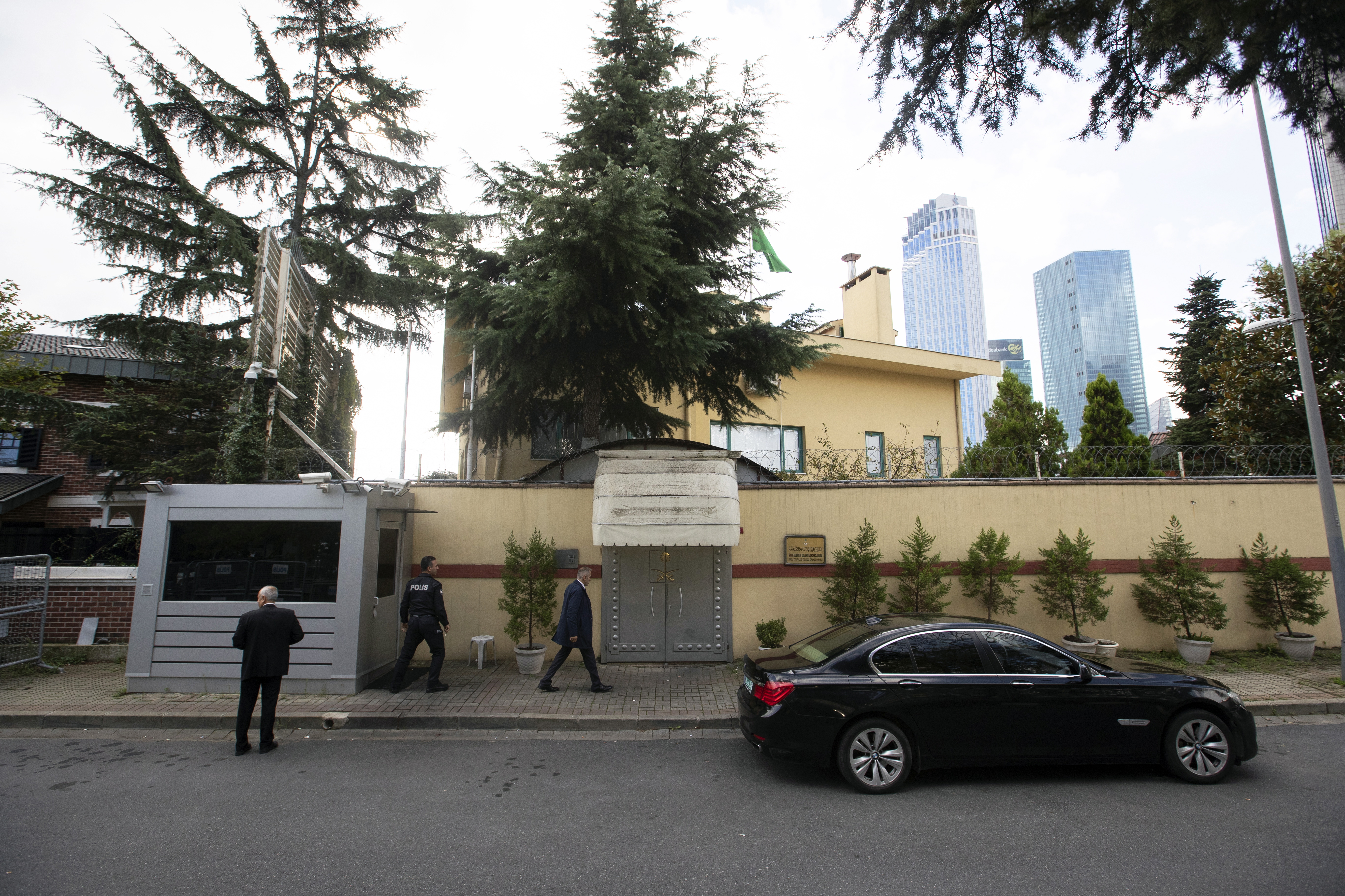 epa07082517 Officials and a Turkish policeman who is on duty for security of the consulate stand in front of the Saudi consulate in Istanbul, Turkey, 10 October 2018. Turkish President Recep Tayyip Erdogan on 07 October said he is following the developments on the disappearance of Saudi journalist Jamal Khashoggi, who has gone missing after visiting the Saudi consulate in Istanbul on 02 October to complete routine paperwork.   