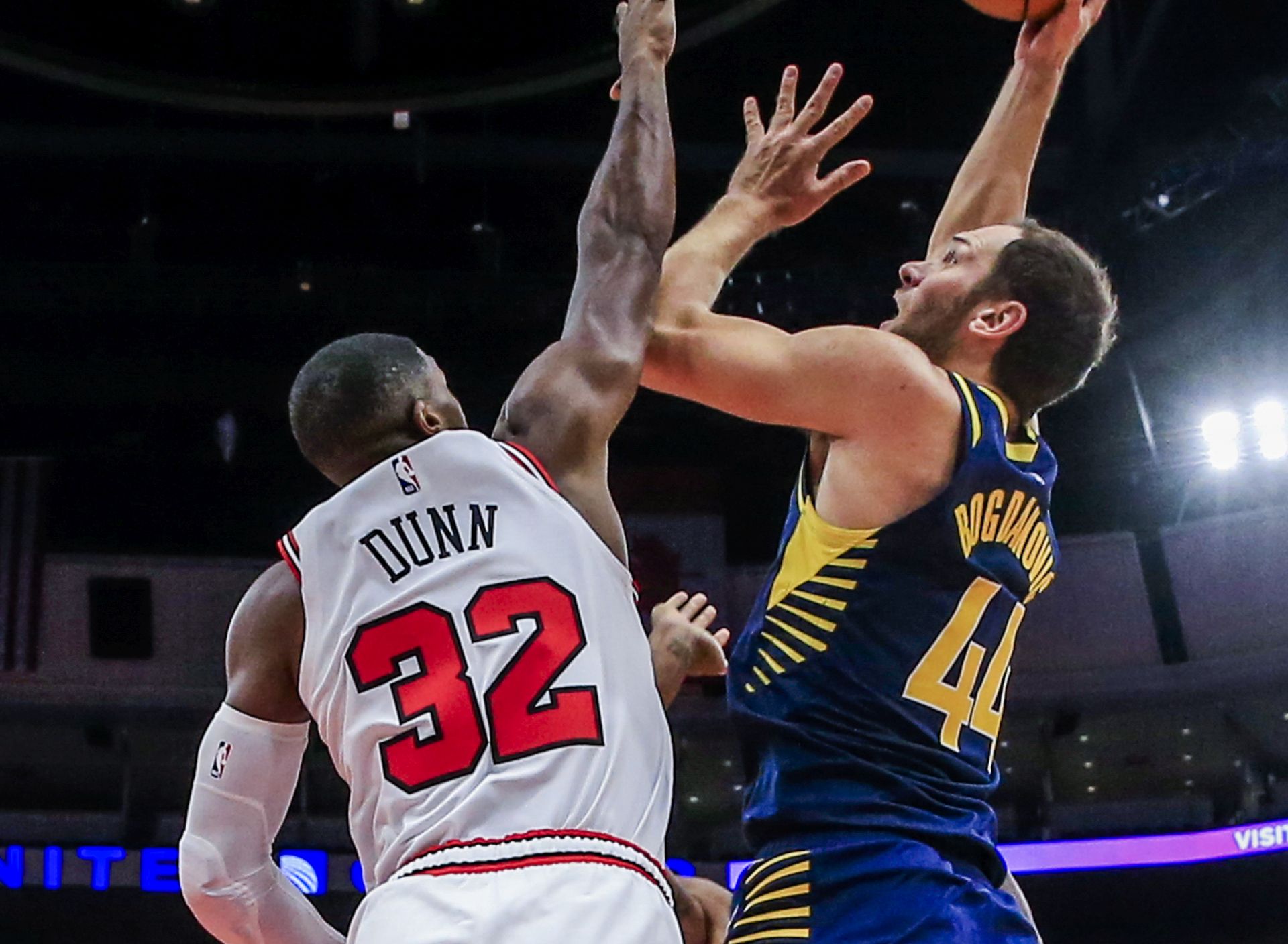 epa07084635 Indiana Pacers forward Bojan Bogdanovic of Croatia (R) shoots on Chicago Bulls guard Kris Dunn (L) in the first half of the NBA preseason basketball game between the Indiana Pacers and the Chicago Bulls at the United Center in Chicago, Illinois, USA, 10 October 2018.  EPA/TANNEN MAURY