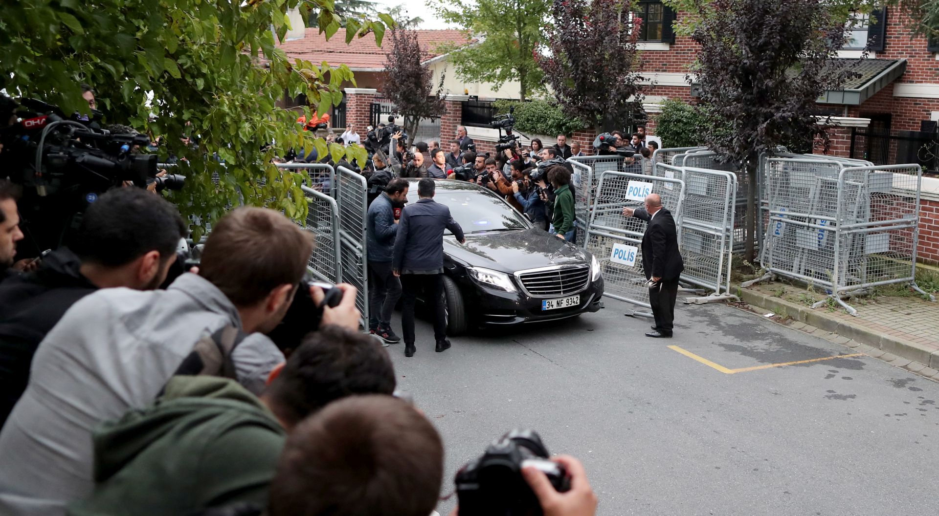 epa07095219 Saudi officials arrive for an investigation into the disappearance of Saudi journalist Jamal Khashoggi at the Saudi consulate in Istanbul, Turkey, 15 October 2018. US President Donald Trump warned on 13 October that his administration would inflict severe punishment on Saudi Arabia if the kingdom was found to have played a part in the disappearance of Saudi journalist Jamal Khashoggi who has gone missing after visiting the Saudi consulate in Istanbul on 02 October to complete routine paperwork.  EPA/TOLGA BOZOGLU