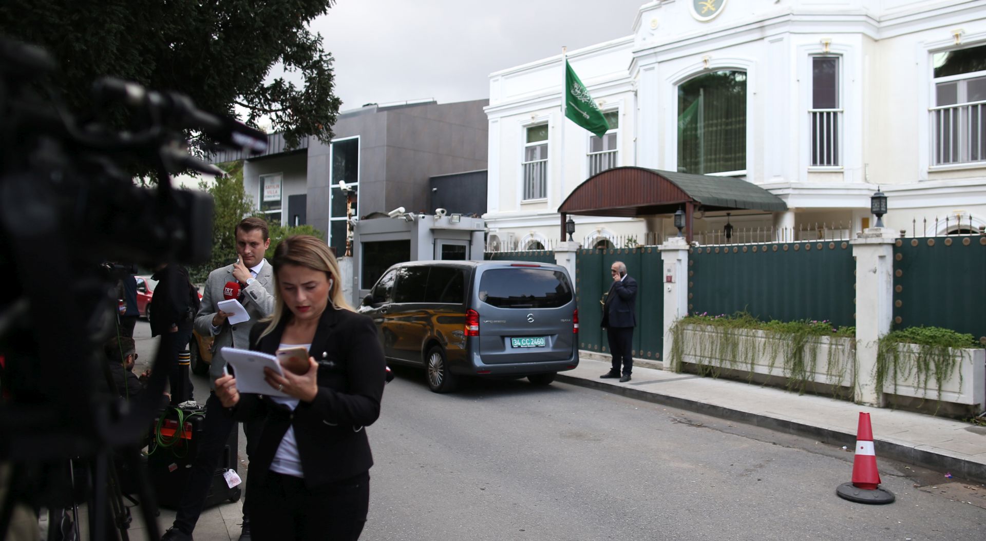 epa07096853 Journalists work in front of the residence of the Saudi consul in Istanbul, Turkey, 16 October 2018. A Turkish prosecutor on 15 October has entered the Saudi consulate in Istanbul to investigate the disappearance of dissident Saudi journalist Jamal Khashoggi, an inspection that was being carried out jointly with a Saudi team. Khashoggi went missing on 02 October when he entered the Saudi consulate to pick up paperwork.  EPA/ERDEM SAHIN