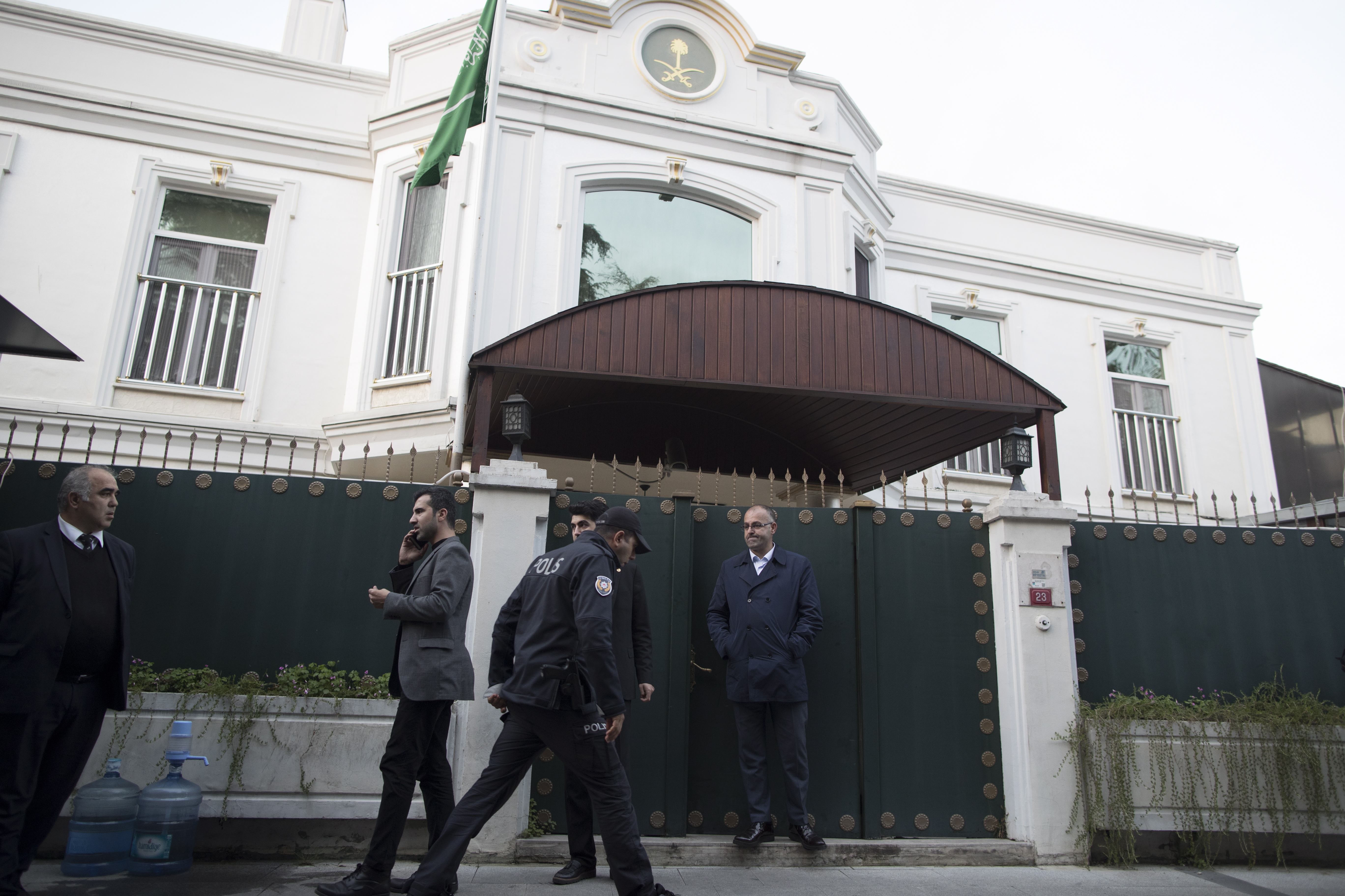 epa07097761 Turkish forensic police officers arrive for investigation the residence of the Saudi consul in Istanbul, Turkey, 16 October 2018. According to local media reports, al-Otaibi has left Turkey. A Turkish prosecutor on 15 October has entered the Saudi consulate in Istanbul to investigate the disappearance of dissident Saudi journalist Jamal Khashoggi, an inspection that was being carried out jointly with a Saudi team. Khashoggi went missing on 02 October when he entered the Saudi consulate to pick up paperwork.  EPA/TOLGA BOZOGLU