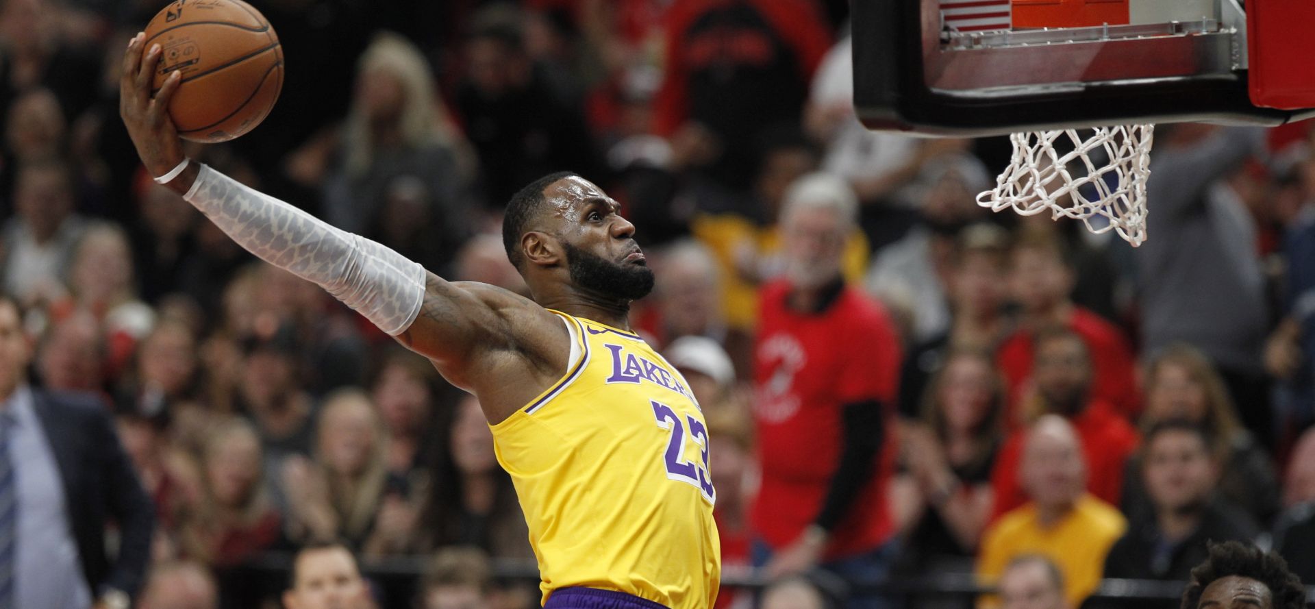 epa07103405 Los Angeles Lakers forward LeBron James goes to the basket for a slam dunk in the first half of the NBA basketball game between the Portland Trail Blazers and the Los Angeles Lakers at the Moda Center in Portland, Oregon, USA, 18 October 2018.  EPA/STEVE DIPAOLA  SHUTTERSTOCK OUT