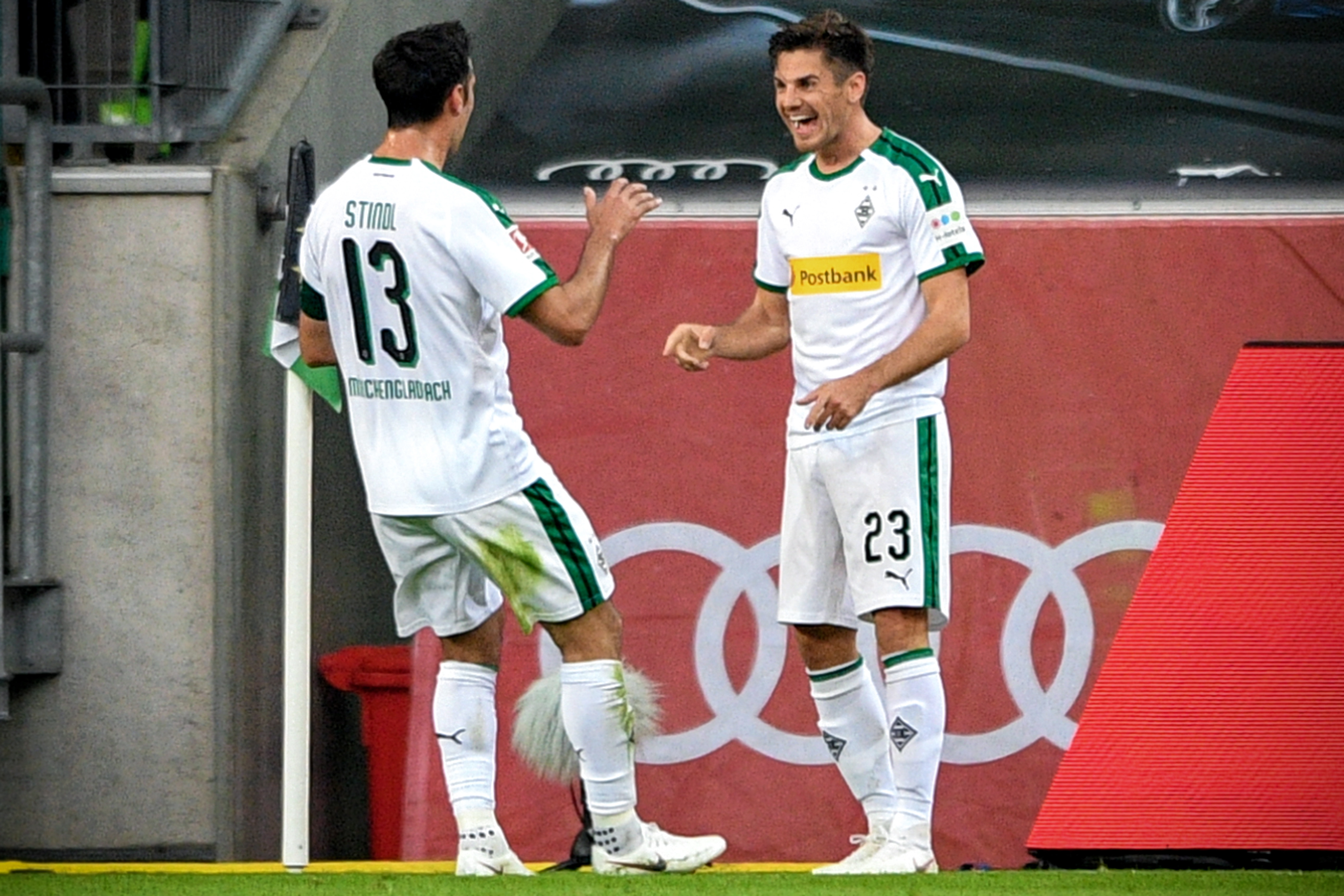epa07109728 Moenchengladbach's Jonas Hofmann (R) celebrates with his teammates Lars Stindl (L) after scoring the 1-0 lead during the German Bundesliga soccer match between Borussia Moenchengladbach and FSV Mainz 05 in Moenchengladbach, Germany, 21 October 2018.  EPA/SASCHA STEINBACH CONDITIONS - ATTENTION: The DFL regulations prohibit any use of photographs as image sequences and/or quasi-video.