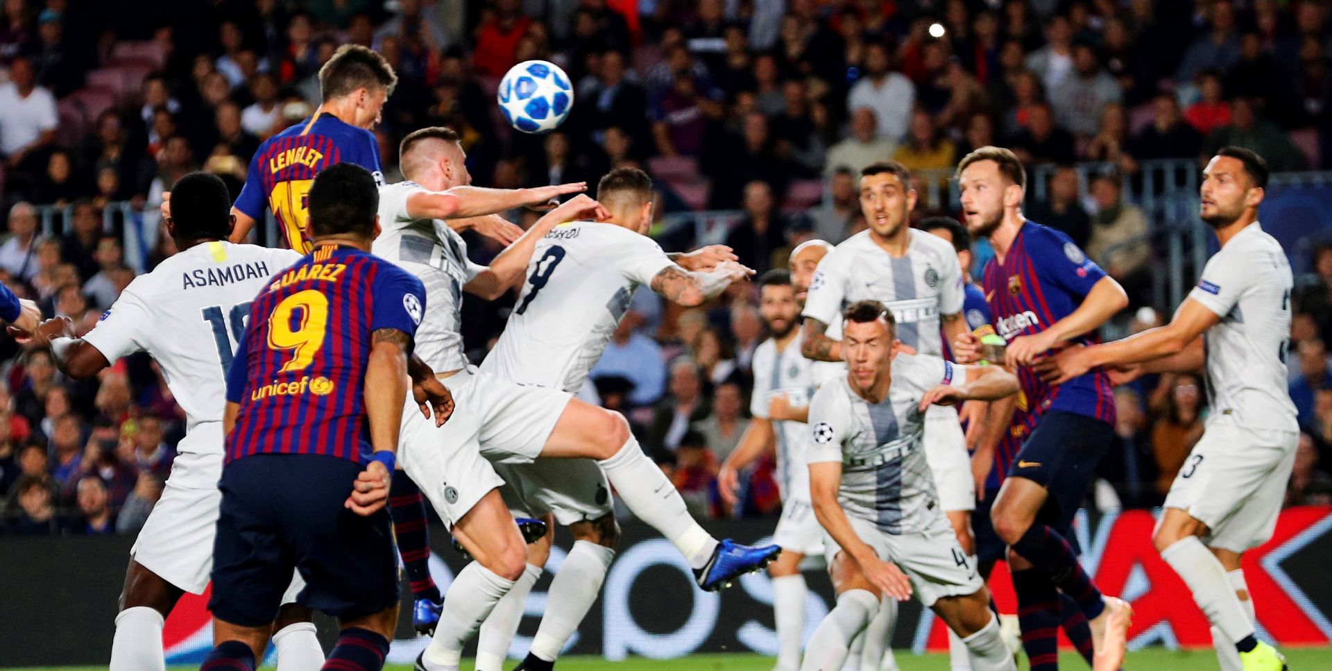 epa07117248 FC Barcelona's and Internazionale's players in action during the UEFA Champions League group B soccer match between FC Barcelona and FC Internazionale at Camp Nou Stadium in Barcelona, Catalonia, Spain, 24 October 2018.  EPA/Alejandro GarcA­a