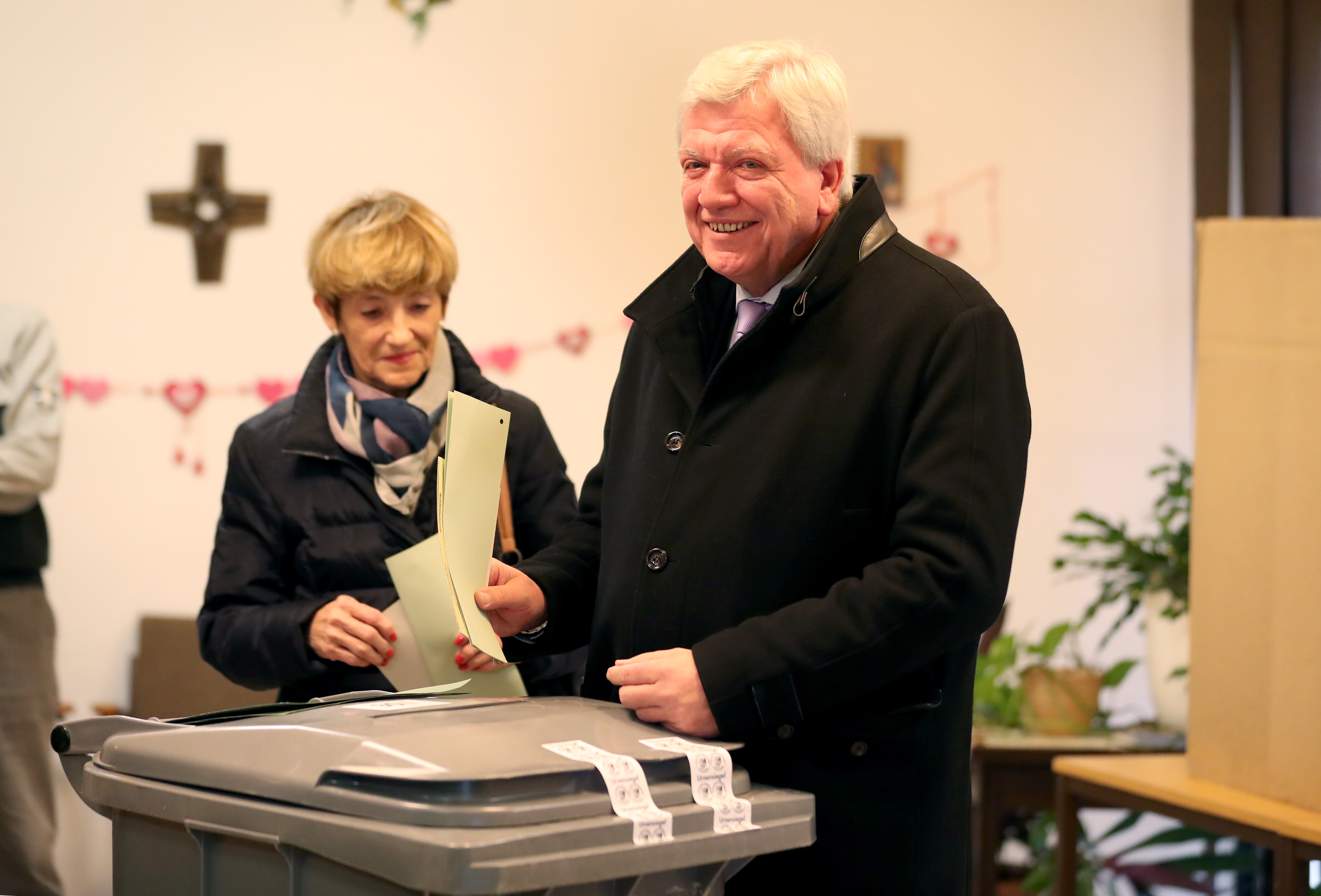 epa07126245 Prime Minister of Hesse, Volker Bouffier of the Christian Democratic Union (CDU) party, casts his ballot next to his wife Ursula Bouffier during the Hesse state elections at a polling station in Giessen, Germany, 28 October 2018. According to the Statistical Office of Hesse some 4.4 million people are eligible to vote in the regional elections for a new parliament in the German state of Hesse.  EPA/FRIEDEMANN VOGEL