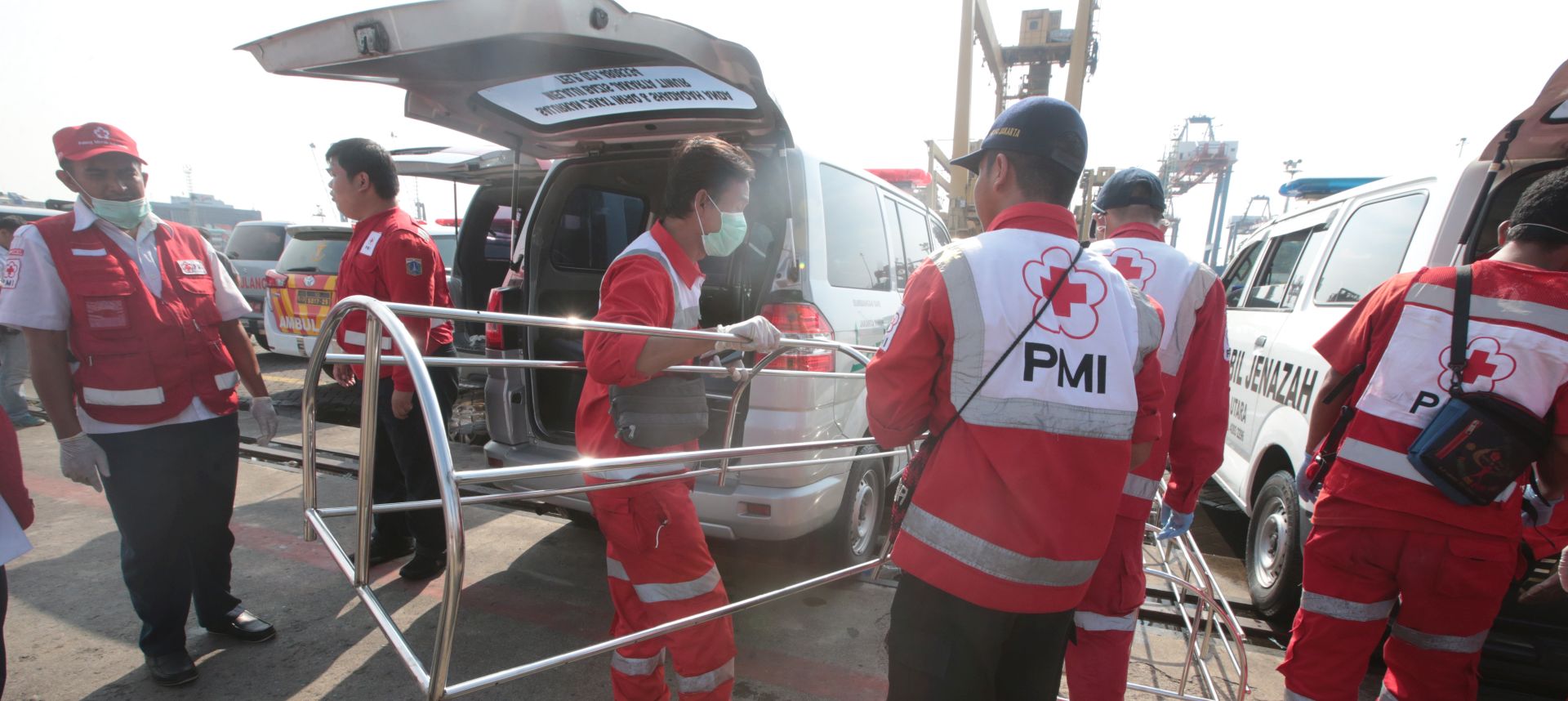 epa07128604 Members of an Indonesian rescue team prepare for the evacuation of a body of the plane crash victims at Tanjung Priok Harbour, Indonesia, 29 October 2018. According to media reports on 29 October 2018, Lion Air flight JT-610 lost contact with air traffic controllers soon after takeoff then crashed into the sea. The flight was en route to Pangkal Pinang, and reportedly had 189 people onboard.  EPA/BAGUS INDAHONO