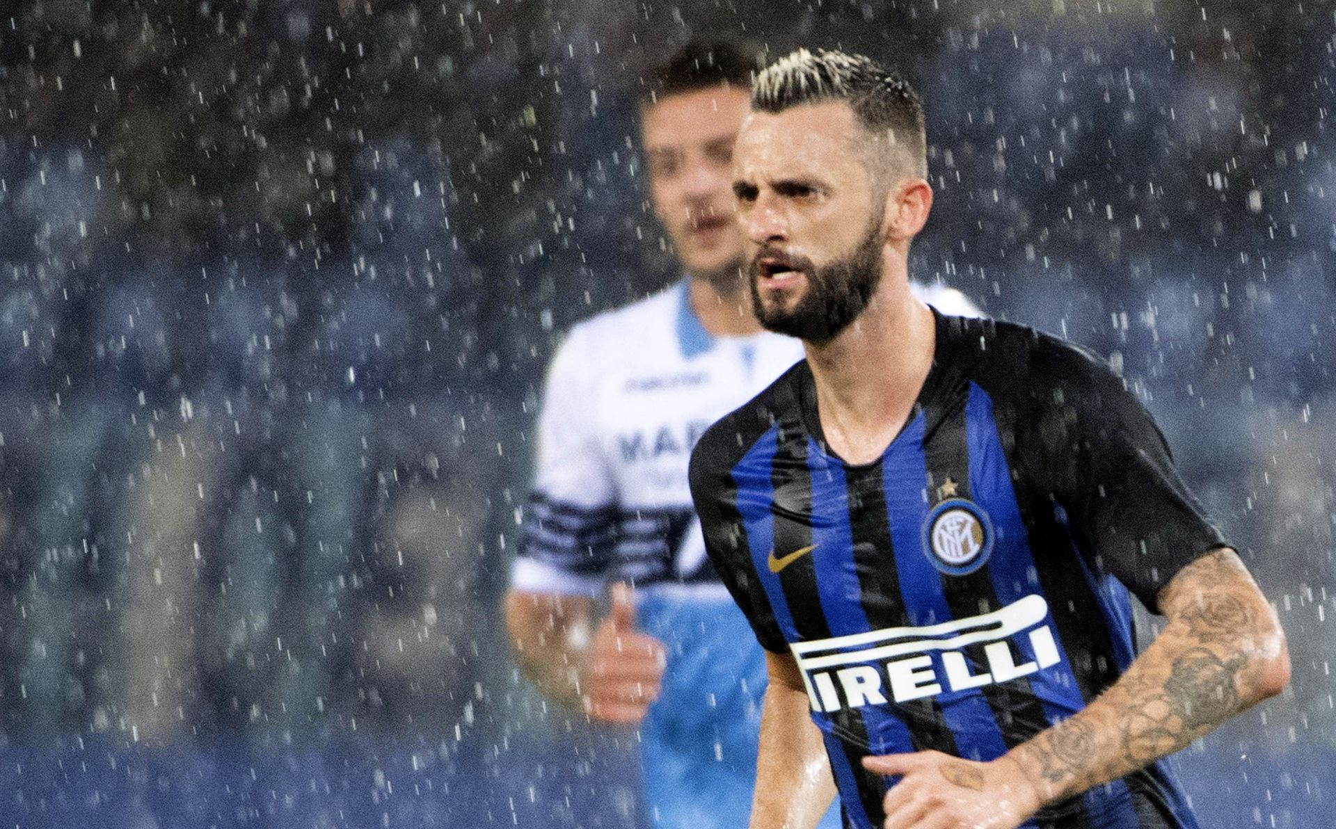 epa07130102 Inter's Marcelo Brozovic in action during the Italian Serie A soccer match between SS Lazio and Inter FC at Olimpico stadium in Rome, Italy, 29 October 2018.  EPA/MAURIZIO BRAMBATTI