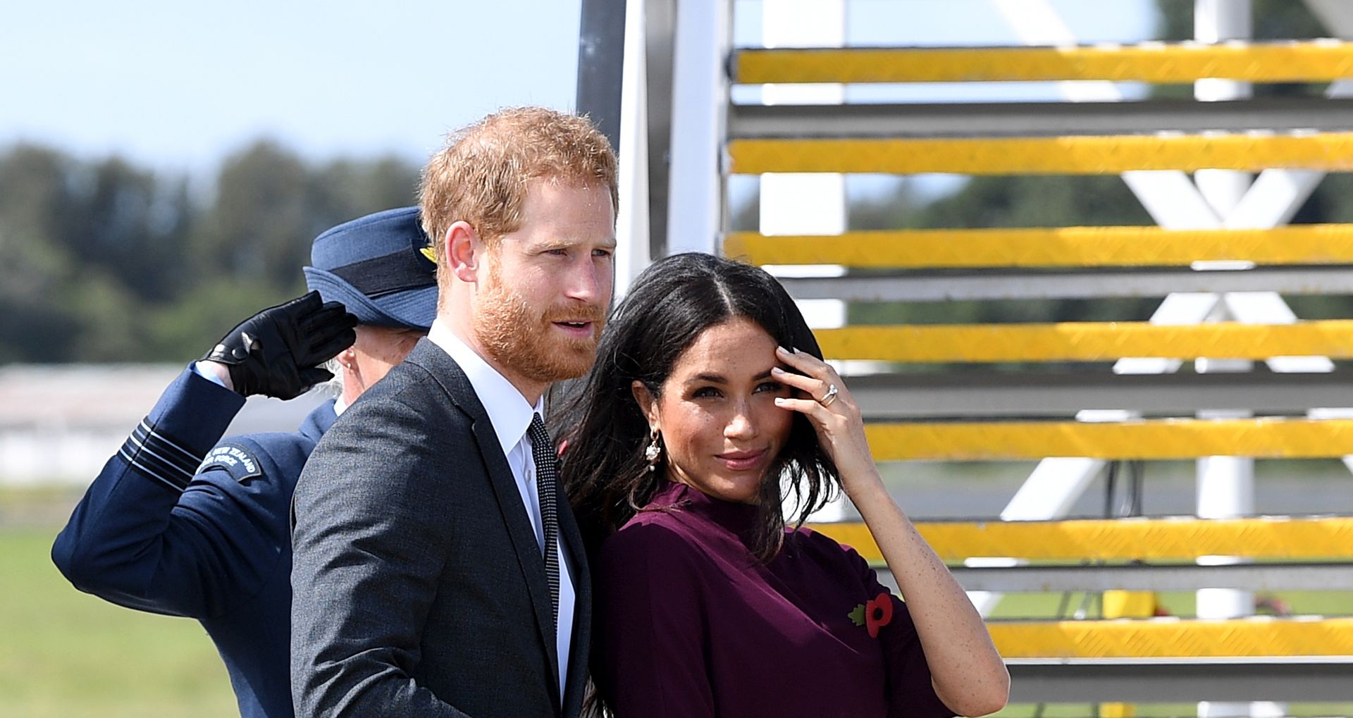 epa07125467 Britain's Prince Harry (C), the Duke of Sussex and his wife Meghan (R), the Duchess of Sussex board a Royal New Zealand Air Force aircraft in Sydney, Australia, 28 October 2018. The Duke and Duchess of Sussex are on a three-week tour of Australia, New Zealand, Tonga, and Fiji and visited Sydney for the 2018 Invictus Games, an Olympic-style event for disabled and ill service people.  EPA/JOEL CARRETT  AUSTRALIA AND NEW ZEALAND OUT