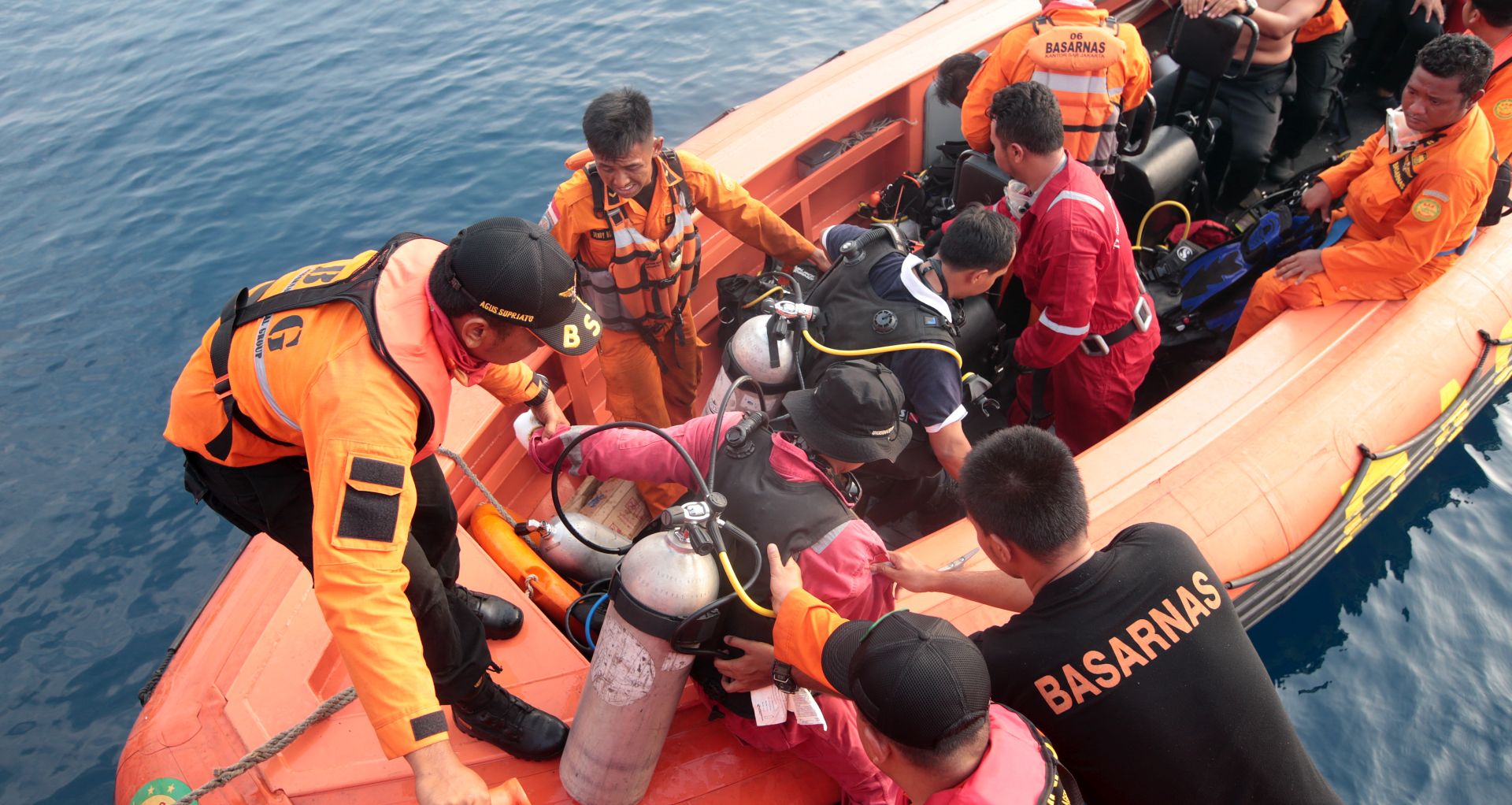 epa07133181 Indonesian rescue team operate during the recovery mission for the crashed Lion Air flight JT-610 plane at Tanjung Pakis Sea, West Java, Indonesia, 31 October 2018. According to media reports, Lion Air flight JT-610 lost contact with air traffic controllers soon after takeoff then crashed into the sea on 29 October 2018. The flight was en route to Pangkal Pinang, and reportedly had 189 people onboard.  EPA/BAGUS INDAHONO