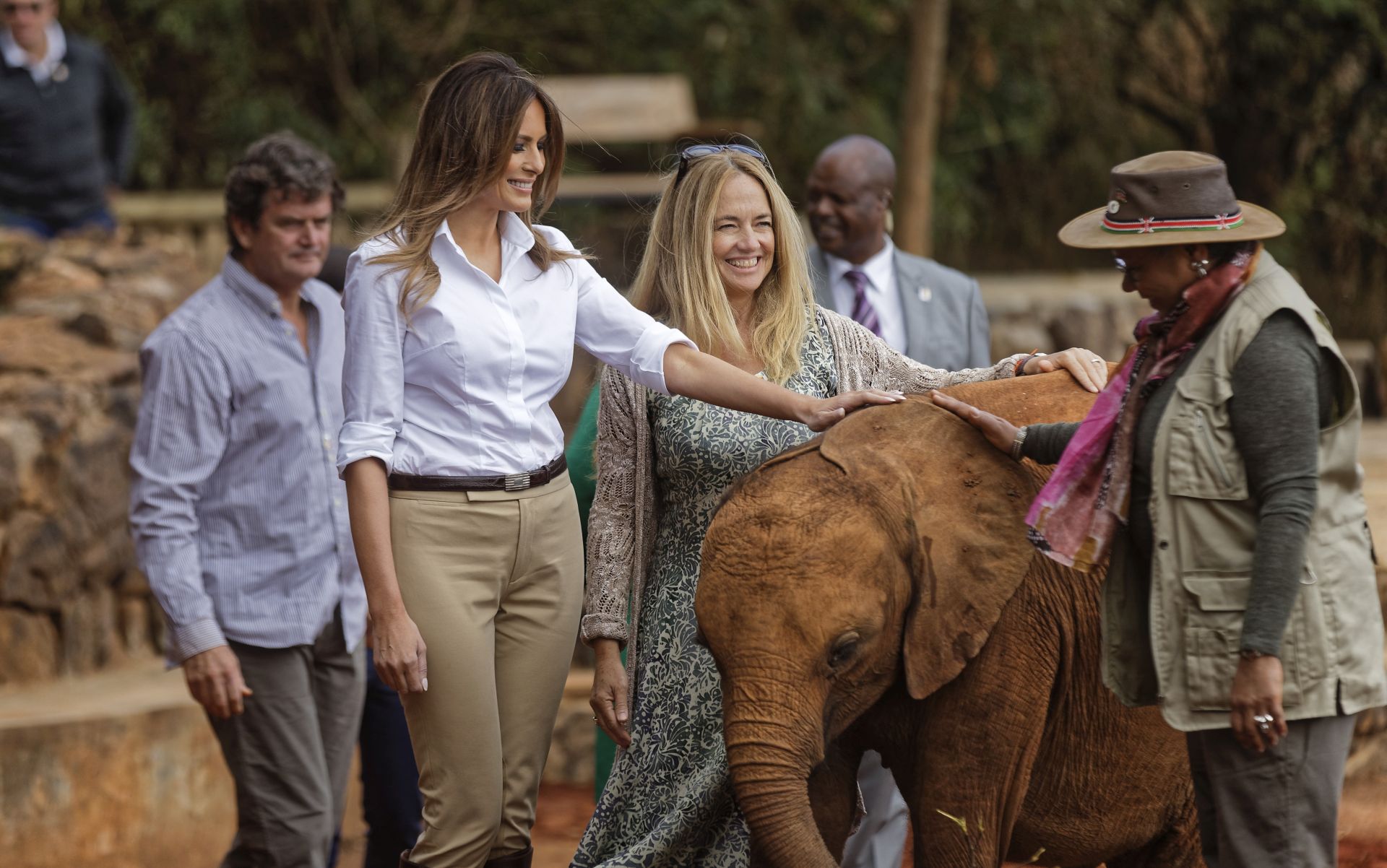 KENIJA Melania Trump na bočicu hranila sloniće
