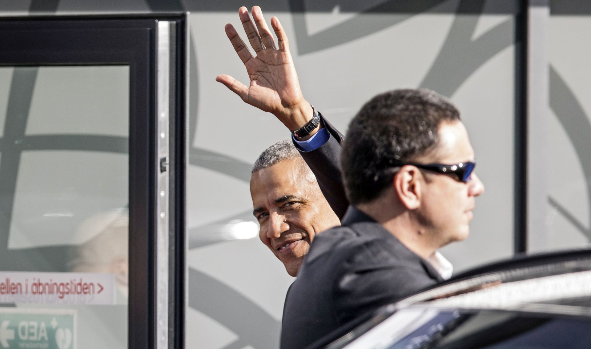 epa07053577 Former US president Barack Obama waves as he arrives to participate in 'A Conversation with President Barack Obama' at University of Southern Denmark (SDU) campus in Kolding, Denmark 28 September 2018. The former president Obama will participate in a question and answers (Q&A) at the SDU with business leaders, students and other people.  EPA/Mikkel Berg Pedersen  DENMARK OUT