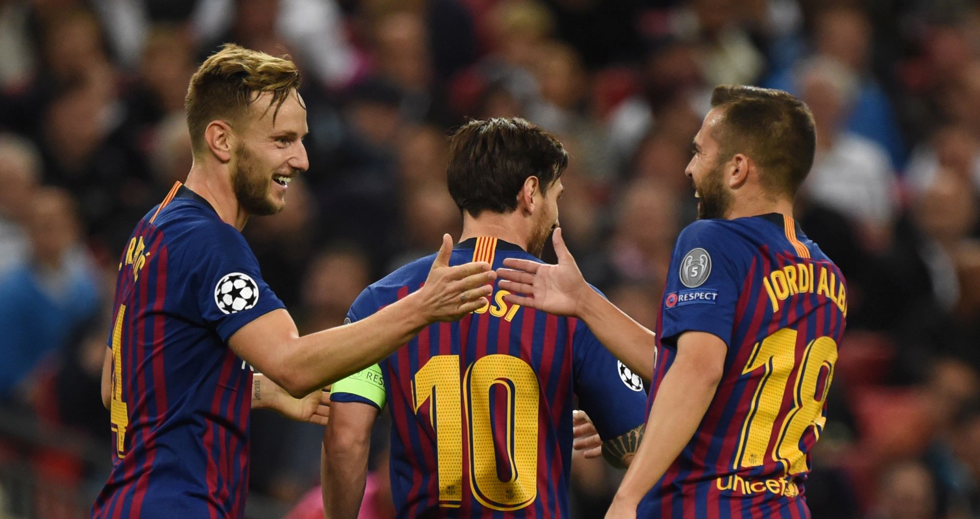 epa07067414 Barcelona's Ivan Rakitic (L) celebrates with teammates after scoring his team's second goal during the UEFA Champions league game between Tottenham Hotpur and FC Barcelona at the Wembley stadium in London, Britain, 03 October 2018.  EPA/FACUNDO ARRIZABALAGA