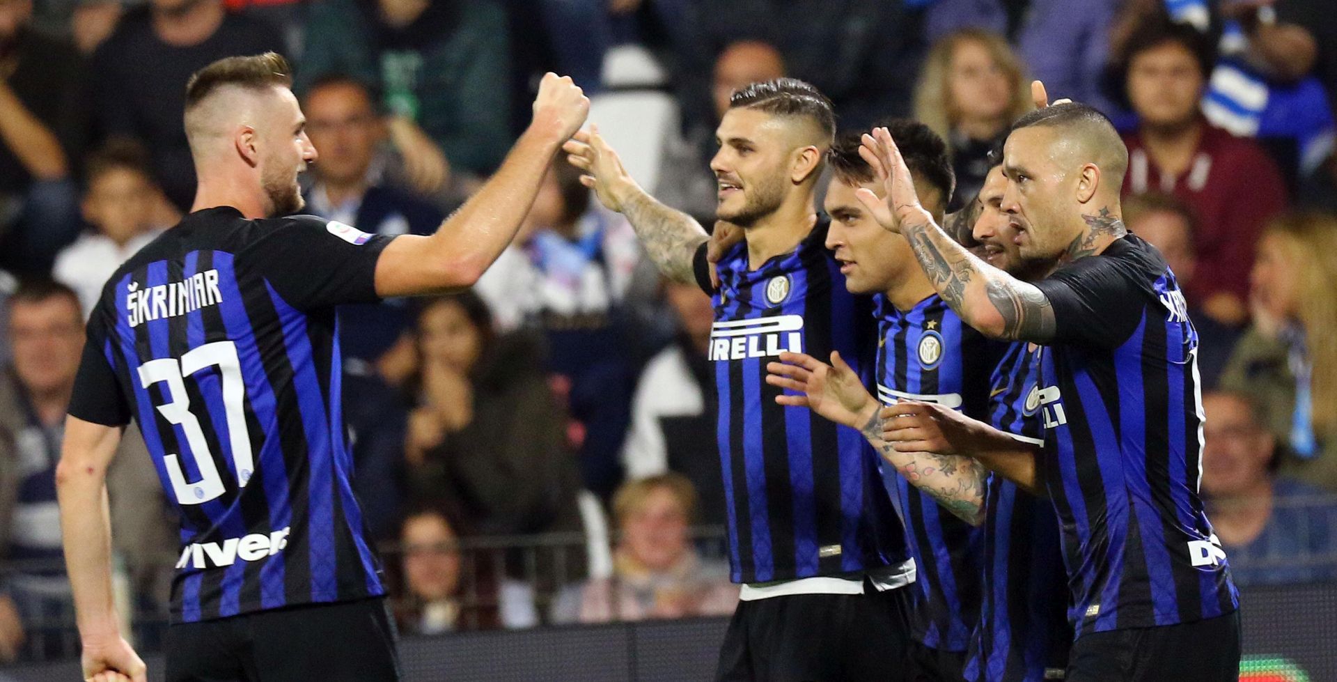 epa07077710 Inter's Mauro Icardi  jubilates with his teammates after scoring his second the goal during the Italian Serie A soccer match Spal 2013 vs FC Inter at Paolo Mazza Stadium in Ferrara, Italy, 7 October 2018.  EPA/Elisabetta Baracchi