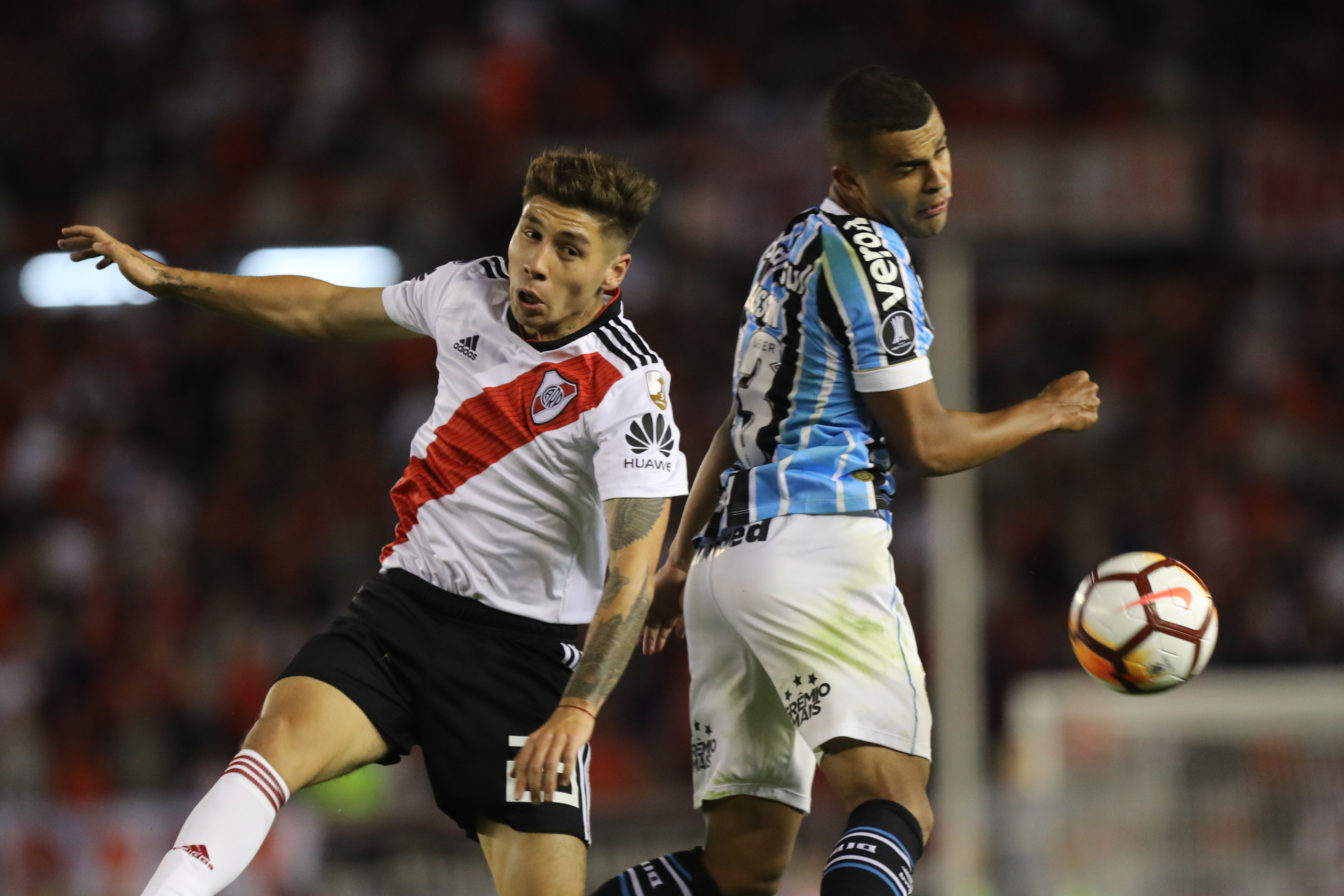 epa07115272 Ignacio Fernandez (L) of River Plate vies for the ball with Cortez (R) of Gremio during the Copa Libertadores semifinal first leg match between River Plate of Argentina and Gremio of Brazil, at the Monumental Stadium, in Buenos Aires, Argentina, 23 October 2018.  EPA/JUAN IGNACIO RONCORONI