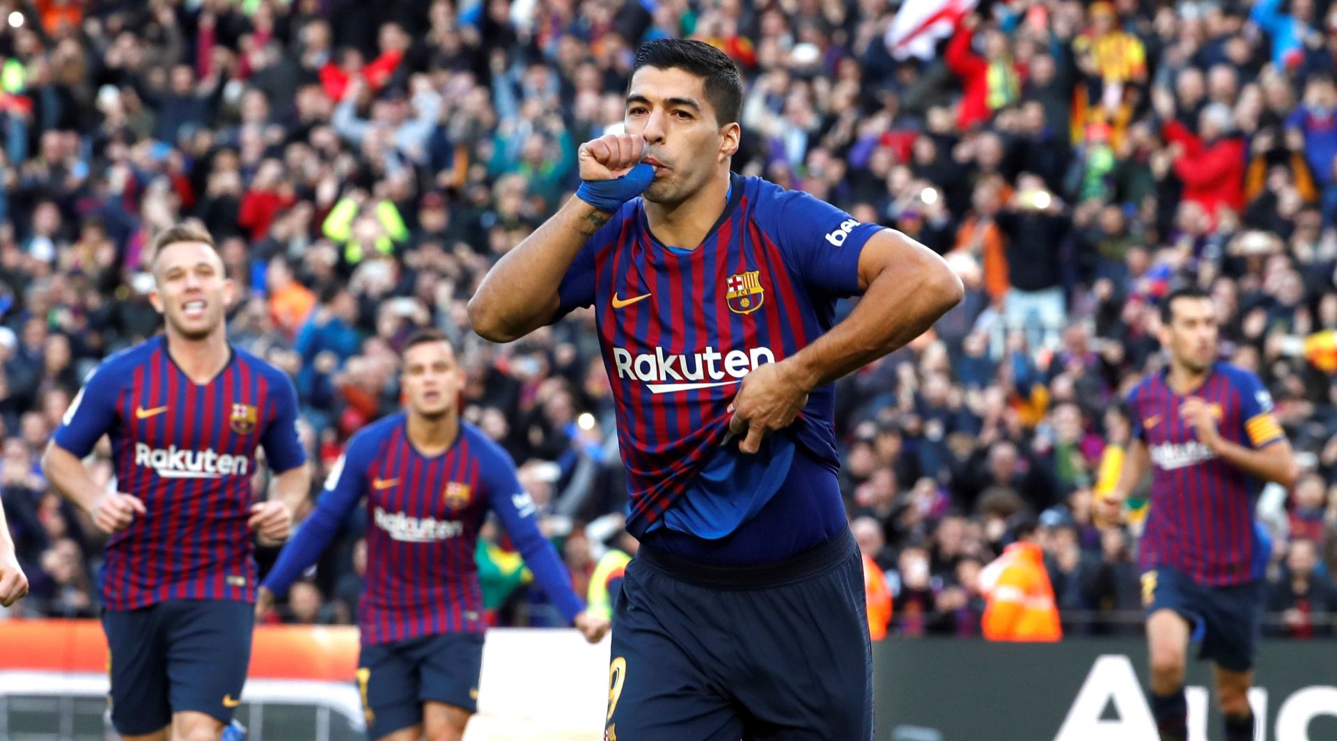 epa07126970 FC Barcelona's Luis Suarez (C) celebrates after scoring the 2-0 lead during a Spanish LaLiga soccer match between FC Barcelona and Real Madrid at the Camp Nou stadium in Barcelona, north eastern Spain, 28 October 2018.  EPA/TONI ALBIR
