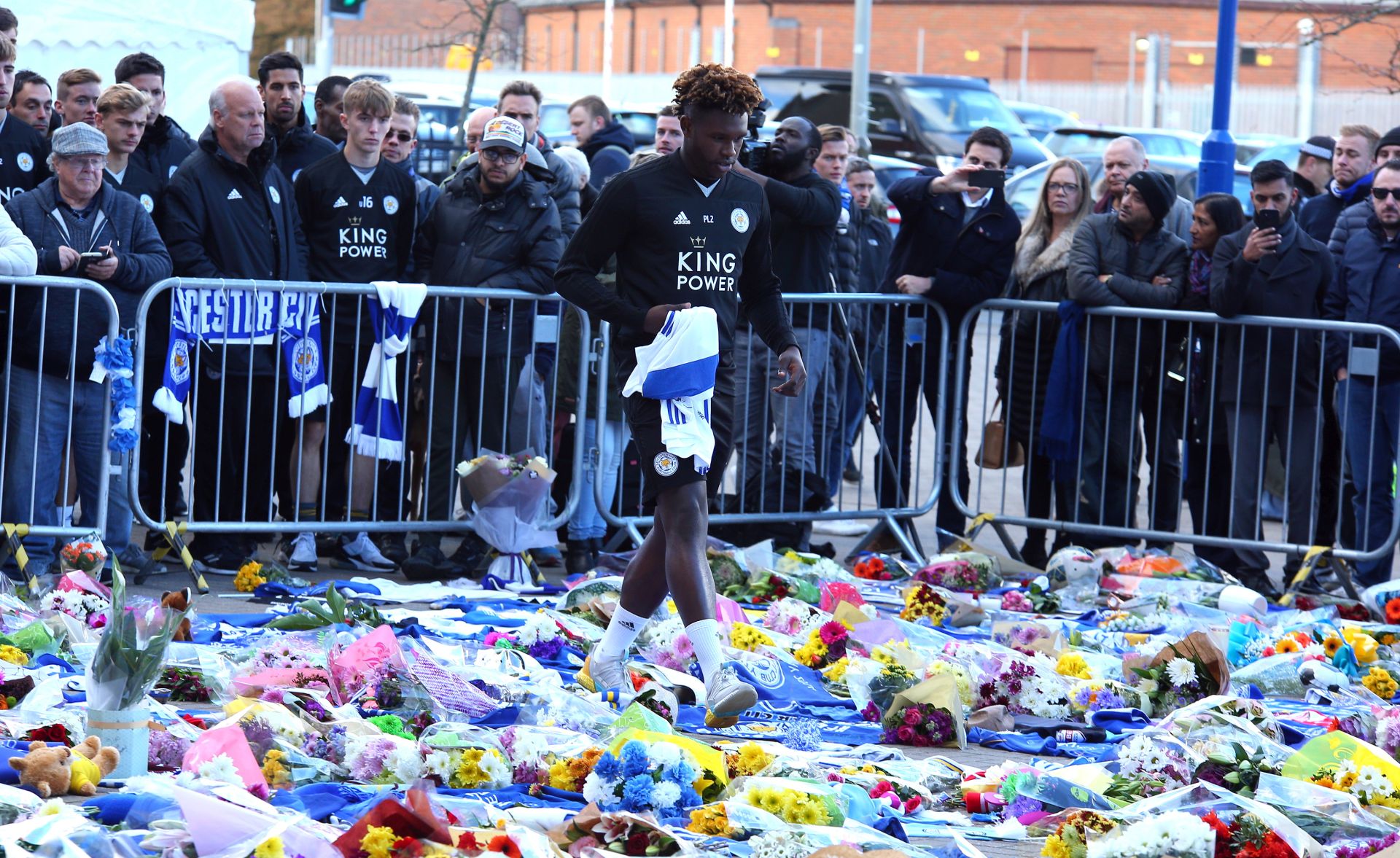epa07129584 Leicester City's academy player Darnell Johnson lays a t-shirt outside the King Power stadium in Leicester, Britain, 29 October 2018. According to reports on 27 October 2018, a helicopter of Leicester City owner Vichai Srivaddhanaprabha, has crashed and burst into flames outside King Power Stadium in Leicester after the Premier League soccer match between Leicester City and West Ham United. Leicestershire Police state on 29 October 2018 that the five people were on board the helicopter when the incident happened. While formal identification has not yet taken place, they are believed to be Leicester City Football Club chairman Vichai Srivaddhanaprabha, two members of his staff, Nusara Suknamai and Kaveporn Punpare, pilot Eric Swaffer and passenger Izabela Roza Lechowicz.  EPA/TIM KEETON