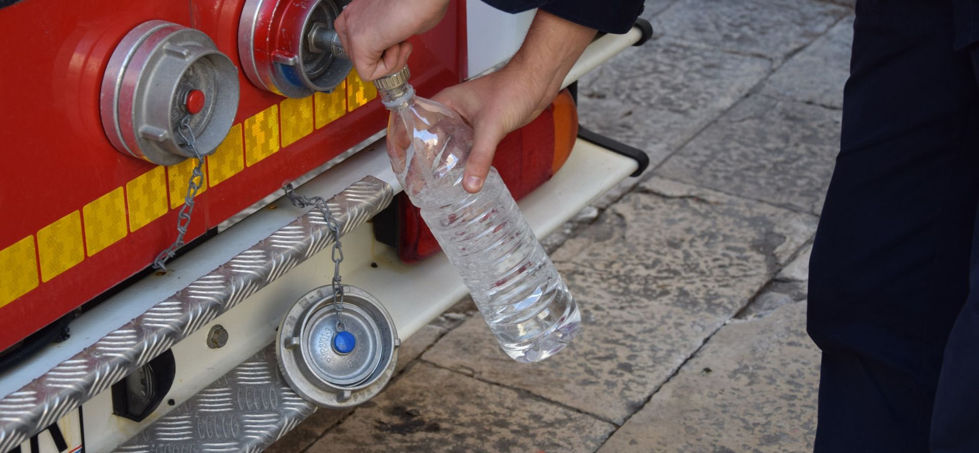 Dubrovnik, 31.10.2018. - Kia je prouzroèila zamuæenje vode u vodoopskrbnom sustavu Dubrovnika pa je gradska tvrtka Vodovod u suradnji s JVP Dubrovaèkim vatrogascima u srijedu organizirala opskrbu pitkom vodom za graðane na dvanaest lokacija, a meðu njima i na Stradunu. foto HINA/ Baldo MARUNÈIÆ/ ml