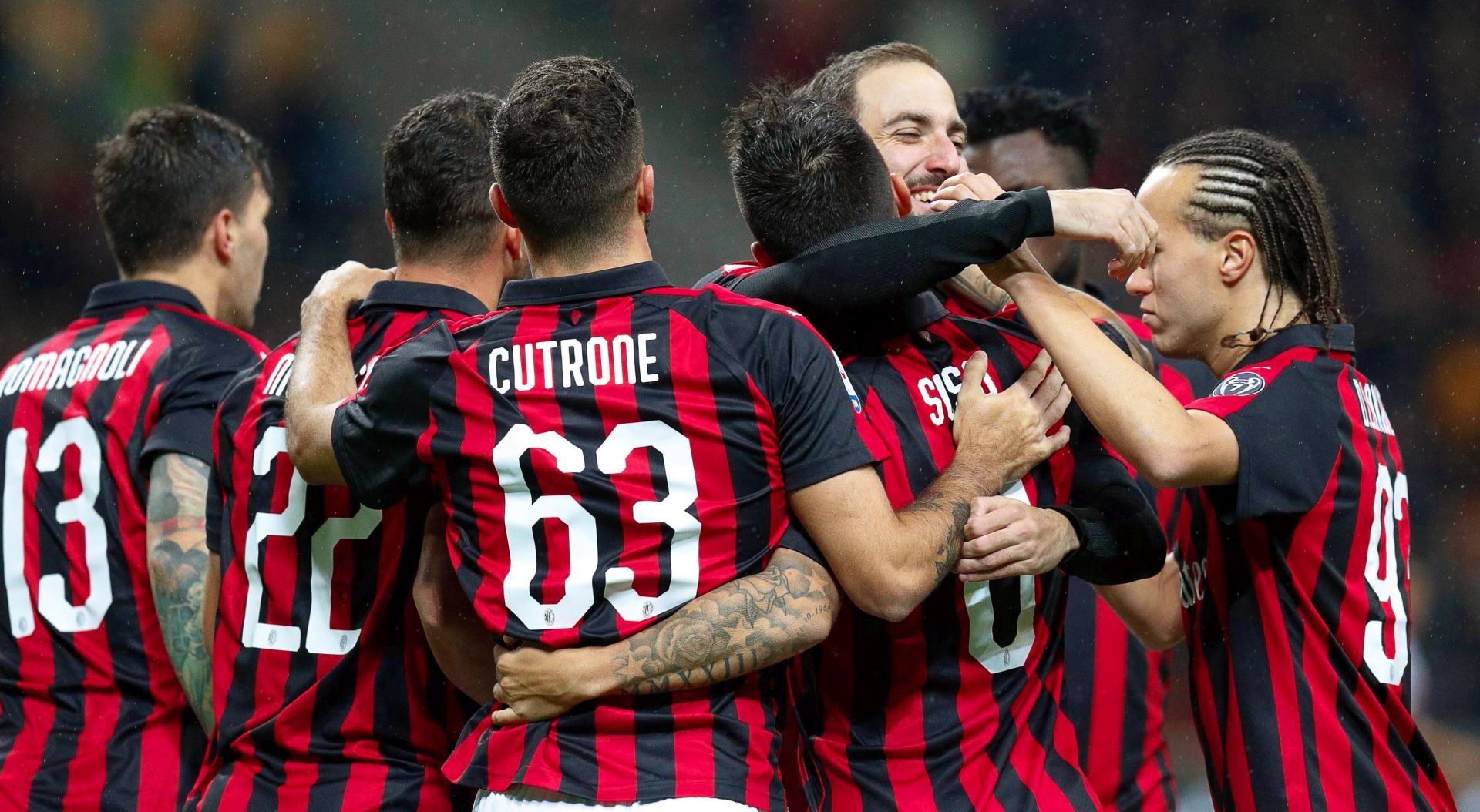 epa07133992 Milan's Suso (C-R) celebrates with his teammates after scoring the 1-0 lead during the Italian Serie A soccer match between AC Milan and Genoa CFC in Milan, Italy, 31 October 2018.  EPA/ROBERTO BREGANI