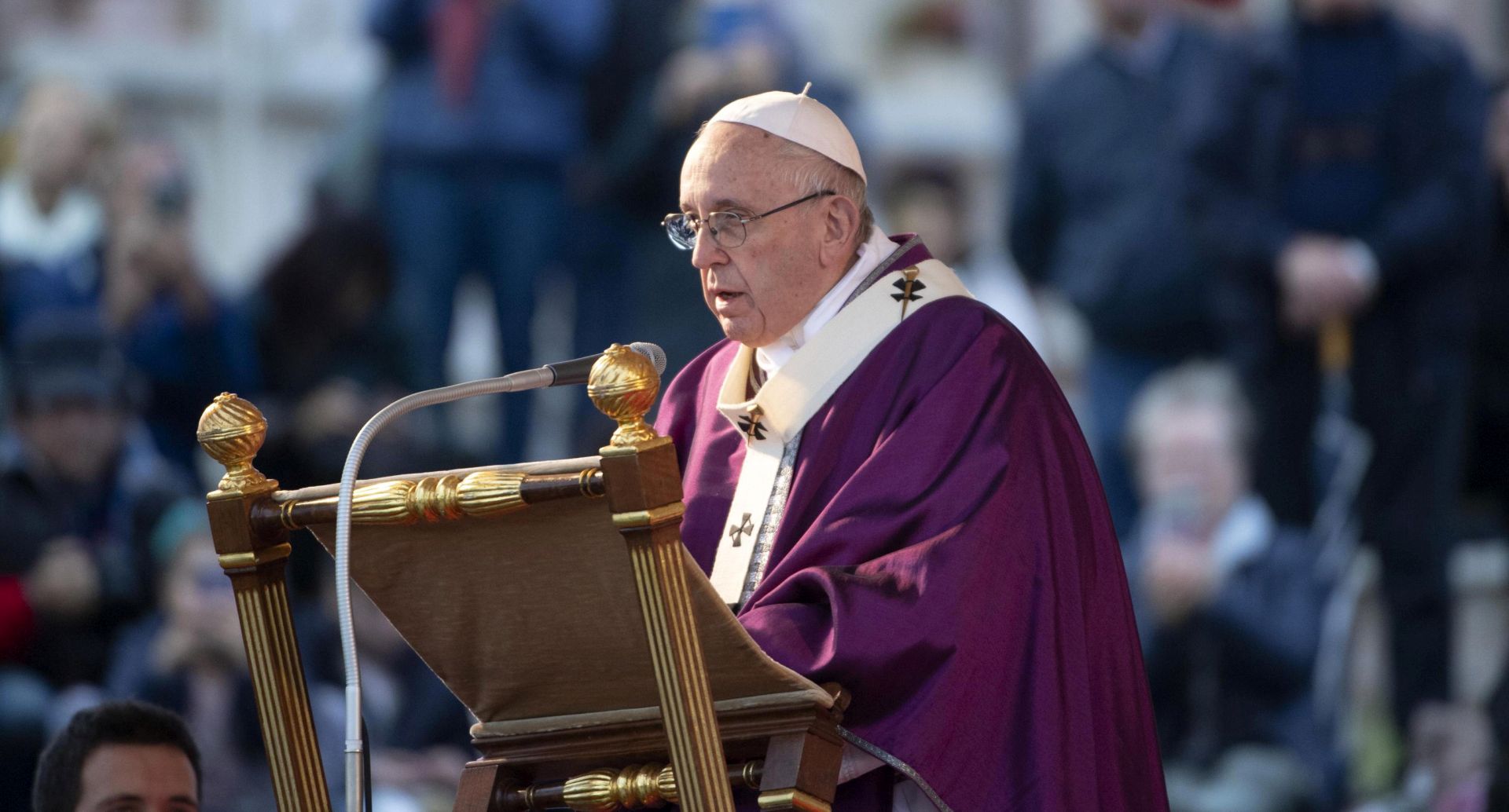 epa07137067 Pope Francis celebrates a mass for the commemoration of the dead at the Laurentino Cemetery on the occasion of All Souls' Day, in Rome, Italy, 02 November 2018. All Souls’ Day is observed on 02 November and for Roman Catholics a day to commemorate all the faithful departed who are believed to be in purgatory.  EPA/MAURIZIO BRAMBATTI