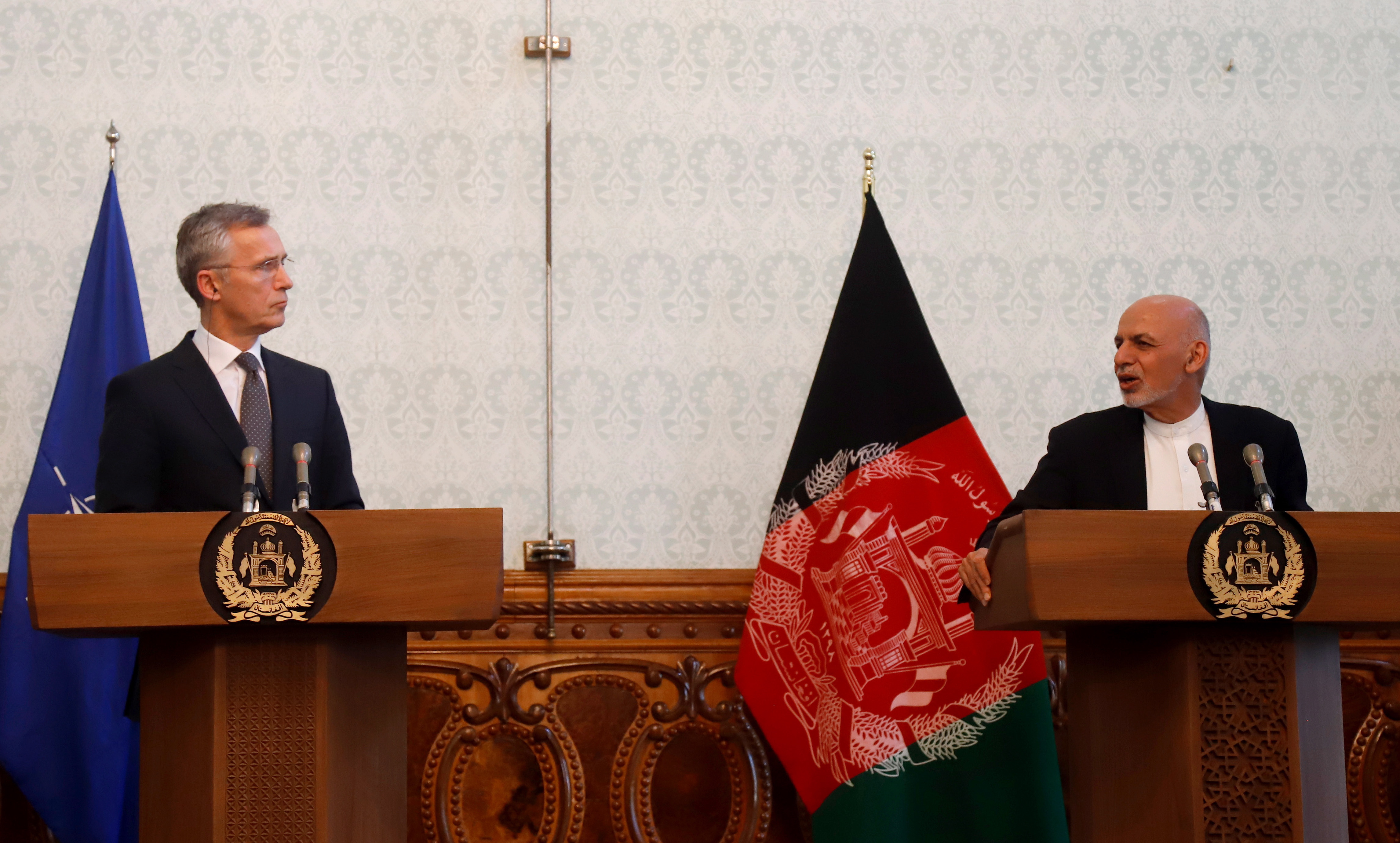 epa07145003 Afghanistan President Mohammad Ashraf Ghani (R) and NATO Secretary General Jens Stoltenberg (L) give a joint press conference in Kabul, Afghanistan, 06 November 2018. Stoltenberg arrived in Afghanistan for meeting with Afghan leadership to share views on the security situation.  EPA/JAWAD JALALI
