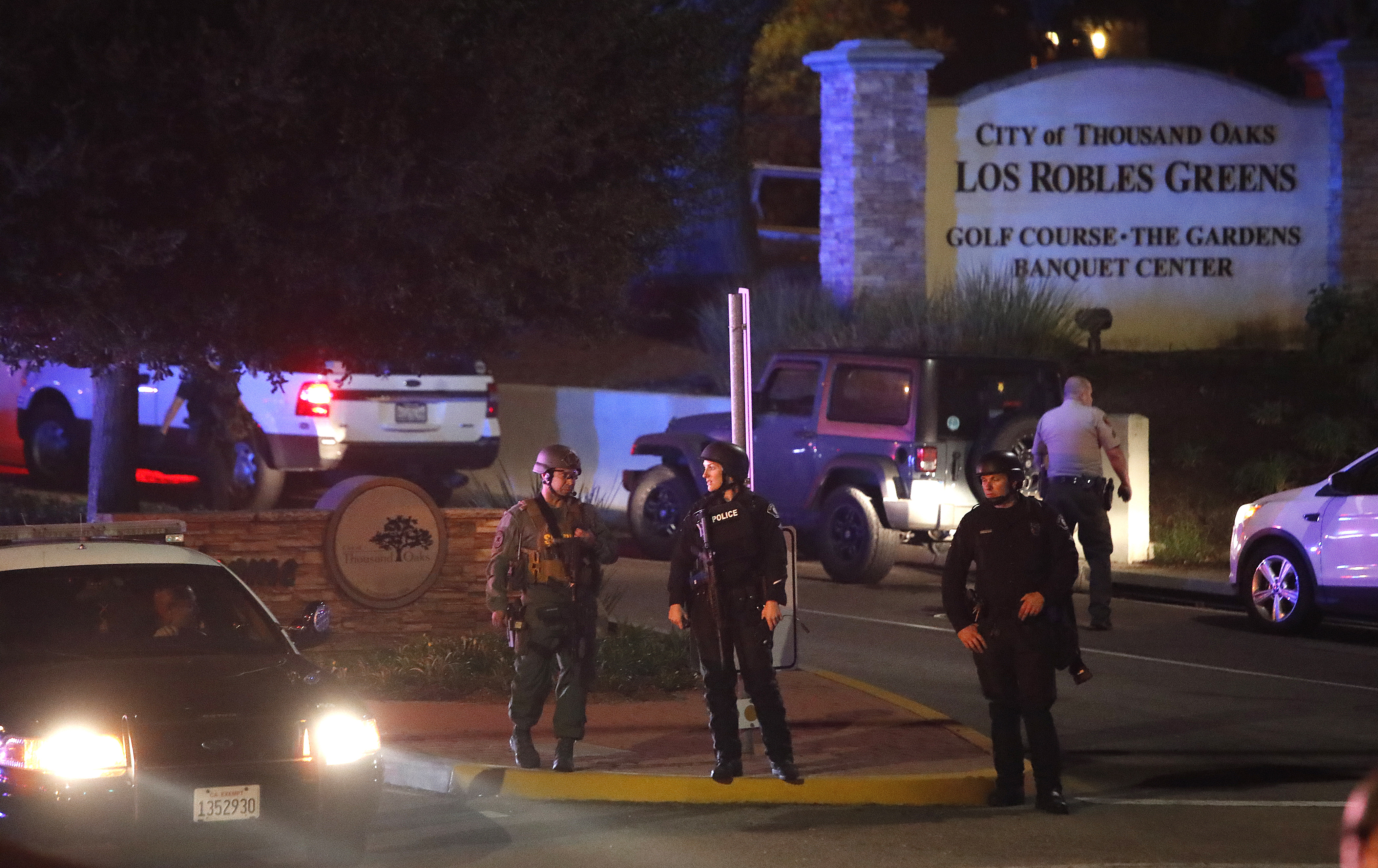 epa07150151 Law enforcement officers secure the road leading to the Borderline Bar and Grill where a gunman injured 11 people in Thousand Oaks, California, USA, 08 November 2018.  EPA/MIKE NELSON