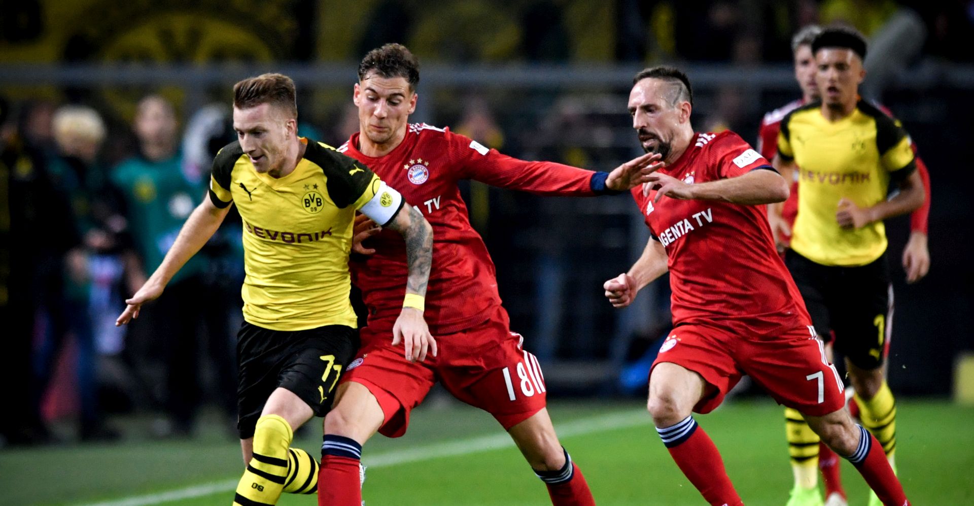 epa07156126 Dortmund's Marco Reus (L) in action against Bayern players Franck Ribery (R) and Leon Goretzka (C) during the German Bundesliga soccer match between Borussia Dortmund and FC Bayern Muenchen in Dortmund, Germany, 10 November 2018.  EPA/SASCHA STEINBACH CONDITIONS - ATTENTION: The DFL regulations prohibit any use of photographs as image sequences and/or quasi-video.
