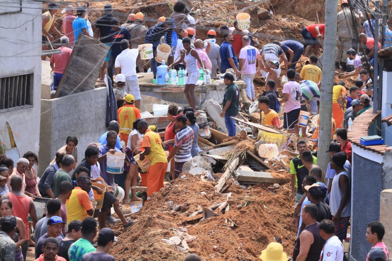 epaselect epa07156169 Neighbors and rescuers look for for the victims of a landslide in Niteroi, a community in the state of Rio de Janeiro, Brazil, 10 November 2018. At least three people were killed and nine others injured today after a landslide in a community in the Brazilian state of Rio de Janeiro, officials said. According to the Fire Brigade of that state, in addition to the three confirmed deaths, nine people were removed from the rubble alive, two are still buried and at least two others are missing from the community of Morro da Boa EsperanA§a, in Niteroi.  EPA/Jose Lucena