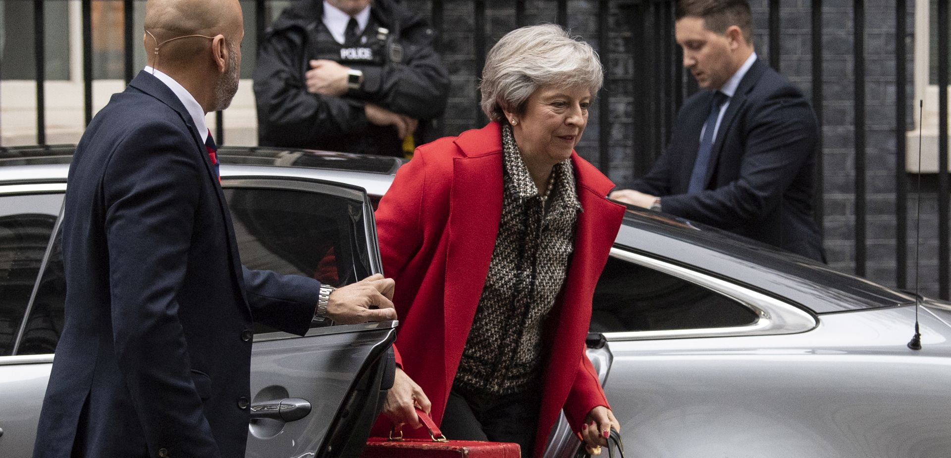 epa07169619 British Prime Minister Theresa May arrives in Downing Street, 16 November 2018. Prime Minister May is facing pressure in Parliament after six ministers had resigned over her Brexit withdrawal deal.  EPA/WILL OLIVER
