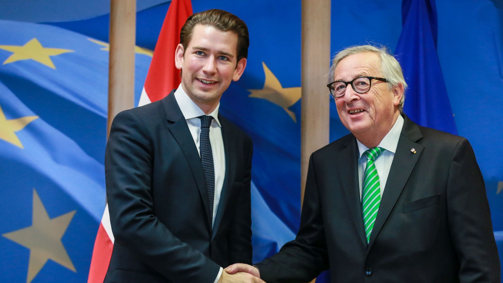epa07170196 Austrian Chancellor Sebastian Kurz (L) is welcomed by the President of the European Commission Jean Claude Juncker ahead of a meeting at the European Commission in Brussels, Belgium, 16 November 2018.  EPA/STEPHANIE LECOCQ