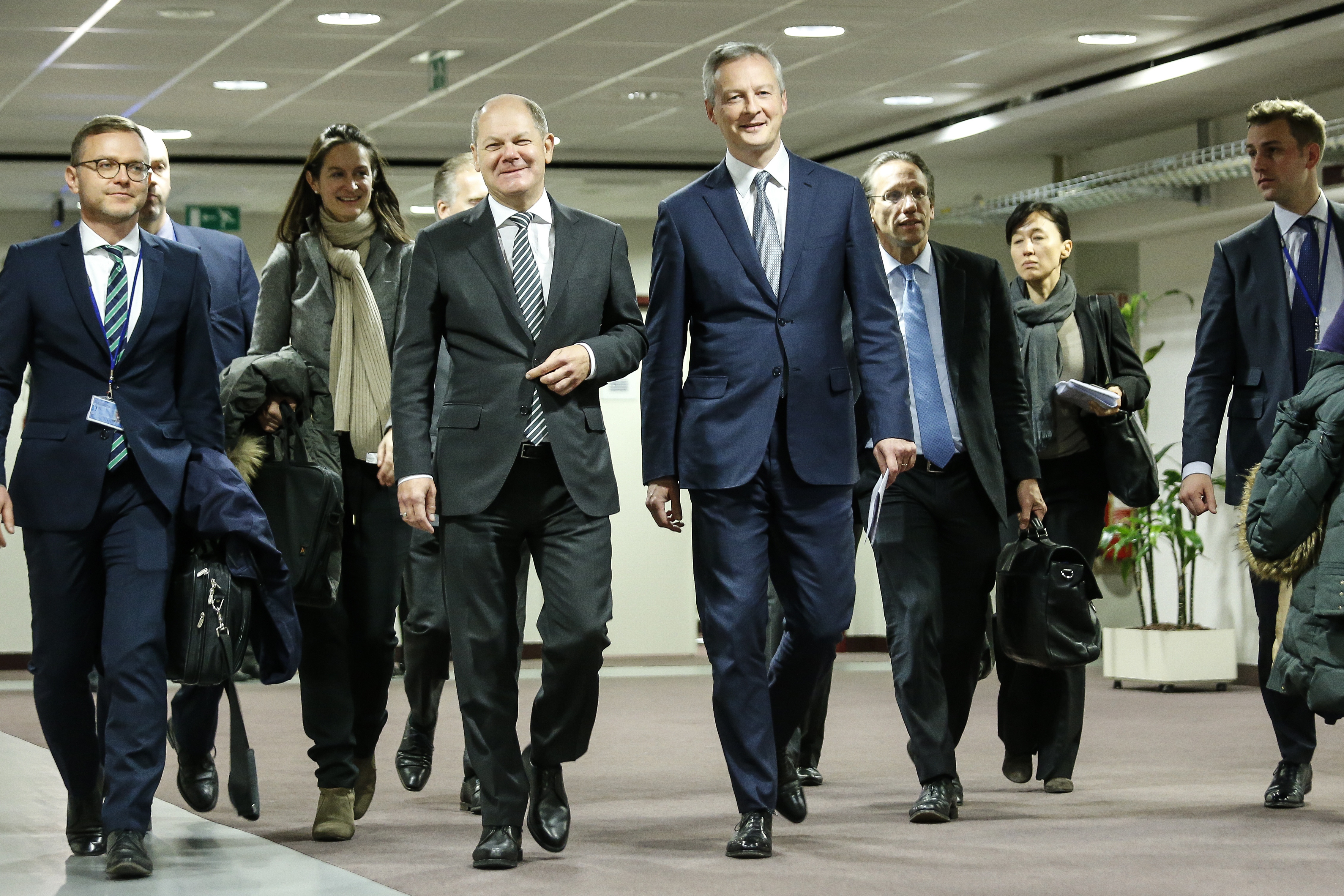 epa07177479 German Finance Minister Olaf Scholz (3-L) and French Finance Minister Bruno Le Maire (4-L) arrive to hold a joint news conference after a Special Eurogroup Finance Ministers' meeting in Brussels, Belgium, 19 November 2018. The Eurogroup focused on Italy's budget crisis.  EPA/JULIEN WARNAND