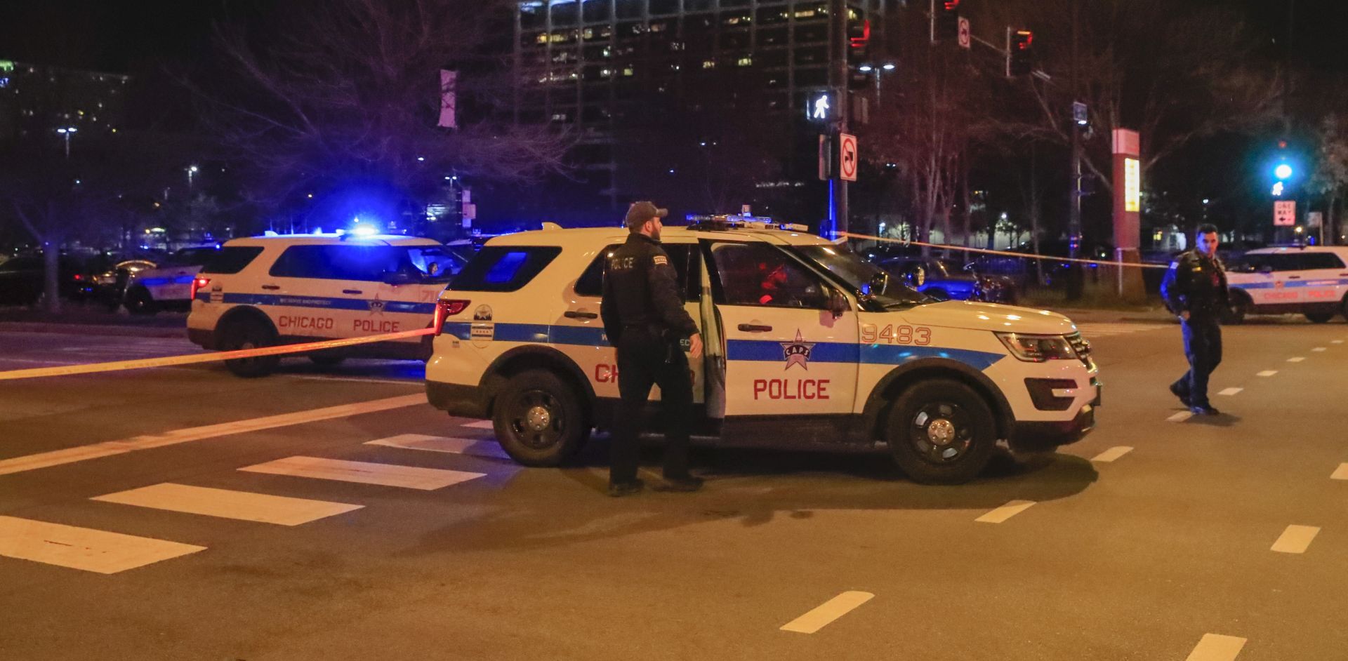 epa07178477 Chicago police officers control traffic at the scene of a shooting at Mercy Hospital and Medical Center in Chicago, Illinois, USA, 19 November 2018. According to reports a man entered the hospital and began shooting, killing two employees and a Chicago police officer before being killed by police.  EPA/TANNEN MAURY