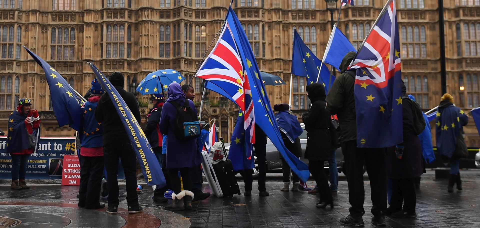 epa07179757 Anti Brexit protesters demonstrate outside Parliament in London, Britain, 20 November 2018. British Prime Minister Theresa May is facing a challenge to her leadership from hard Brexiteers who want to derail her EU withdrawal agreement.  EPA/ANDY RAIN