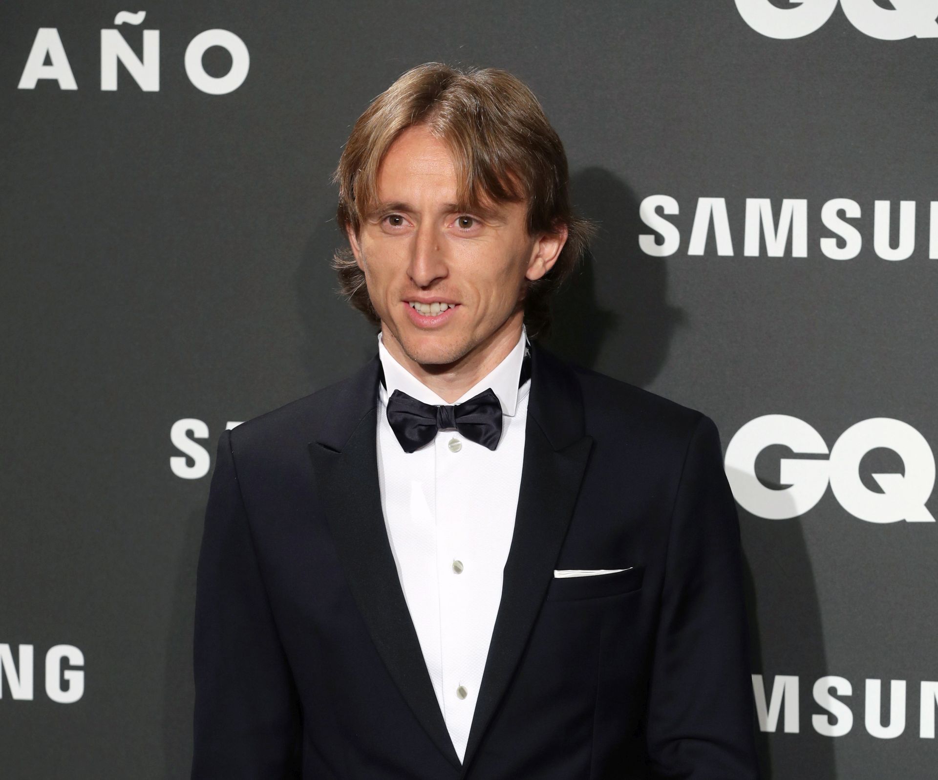 epa07183465 Real Madrid's Croatian soccer player Luka Modric poses for photographers upon arrival at the GQ Spanish Men of the Year Awards 2018 gala held in Madrid, Spain, 22 November 2018. The awards are presented by international monthly men's magazine GQ.  EPA/Ballesteros