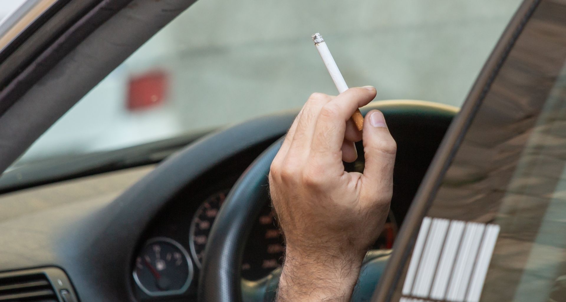 Pušenje cigareta tijekom vožnje 17.10.2018., Dubrovnik - Pusenje u voznji, 
Photo: Grgo Jelavic/PIXSELL